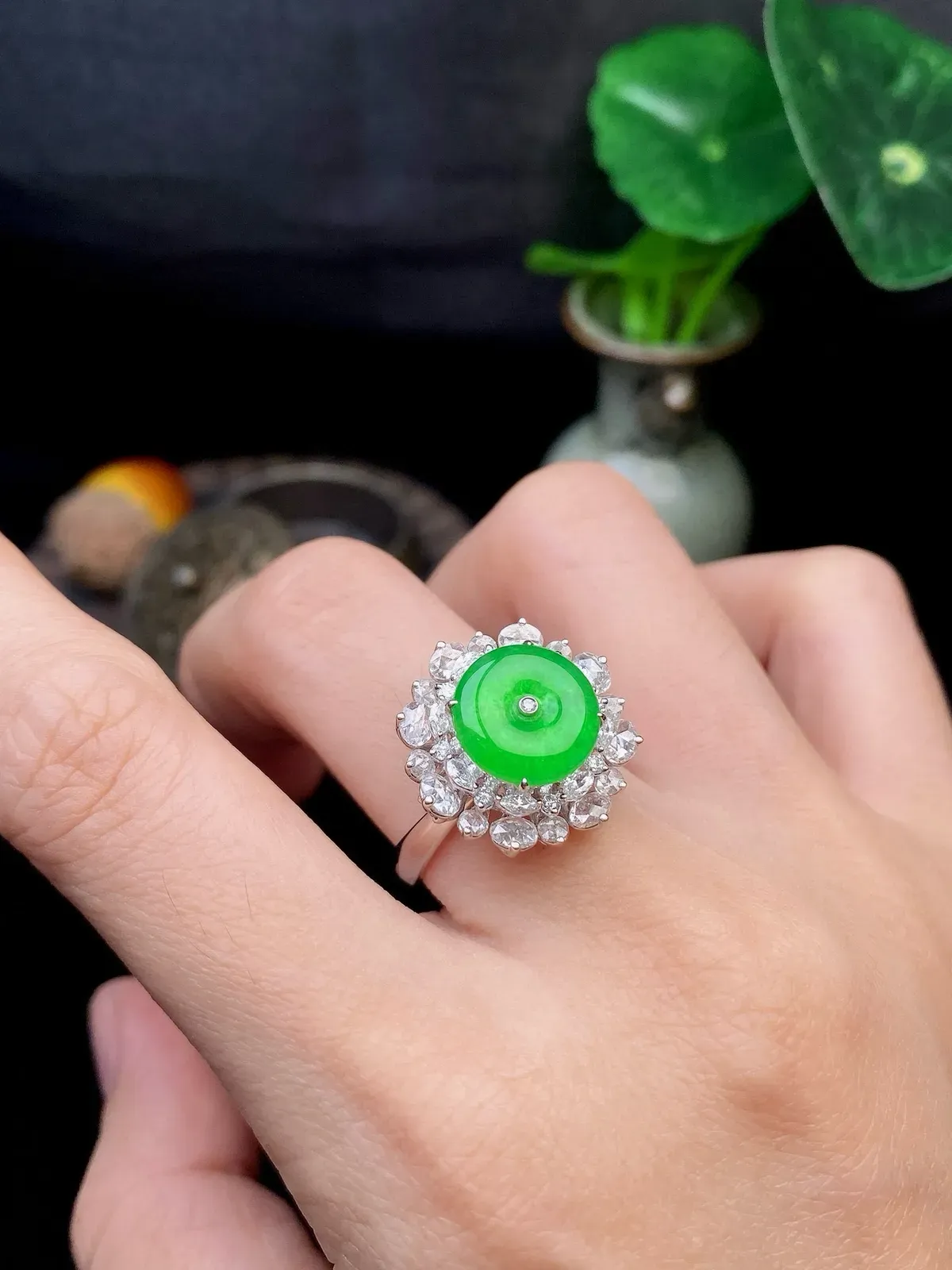 【冰种满绿平安扣手链、戒指两用款】质地非常细腻，冰润十足，种老冰透，18k金钻镶嵌，裸石尺寸18.2*8.9毫米，收藏品质