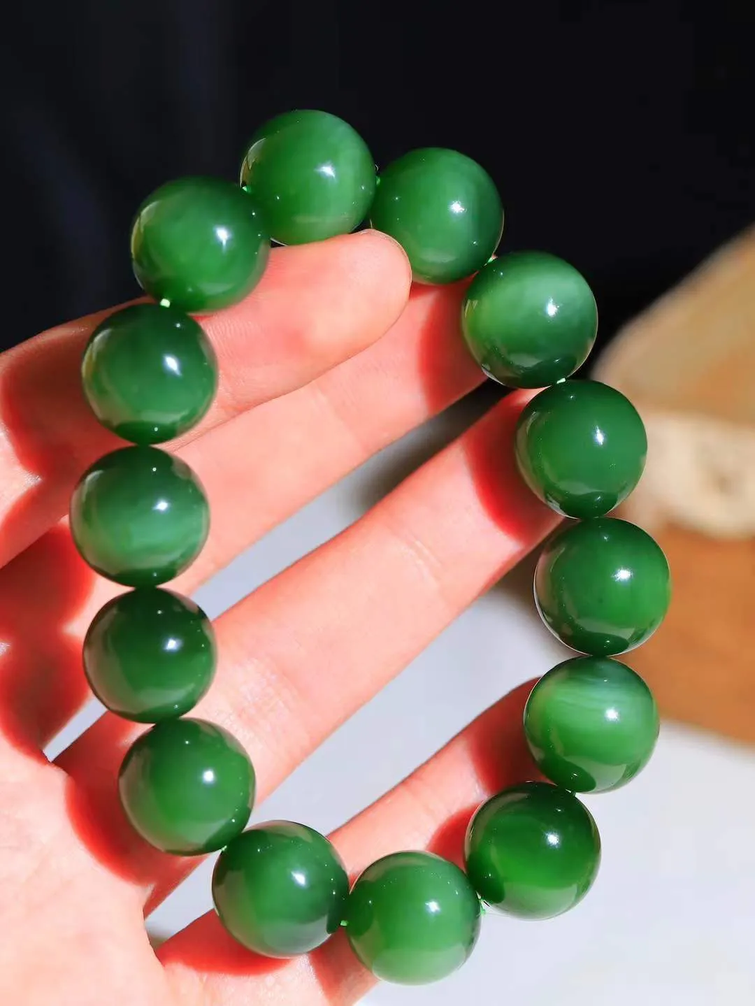 （猫眼手串）

典藏级臻品和田玉碧玉猫眼圆珠手串 质地温润灵动 猫眼儿般的光中，有波光潋滟，也有梦幻清韵。行走于市井的喧嚣，相顾不言，便得清欢。重88.4克 尺寸取一15.8mmFDT-23120753