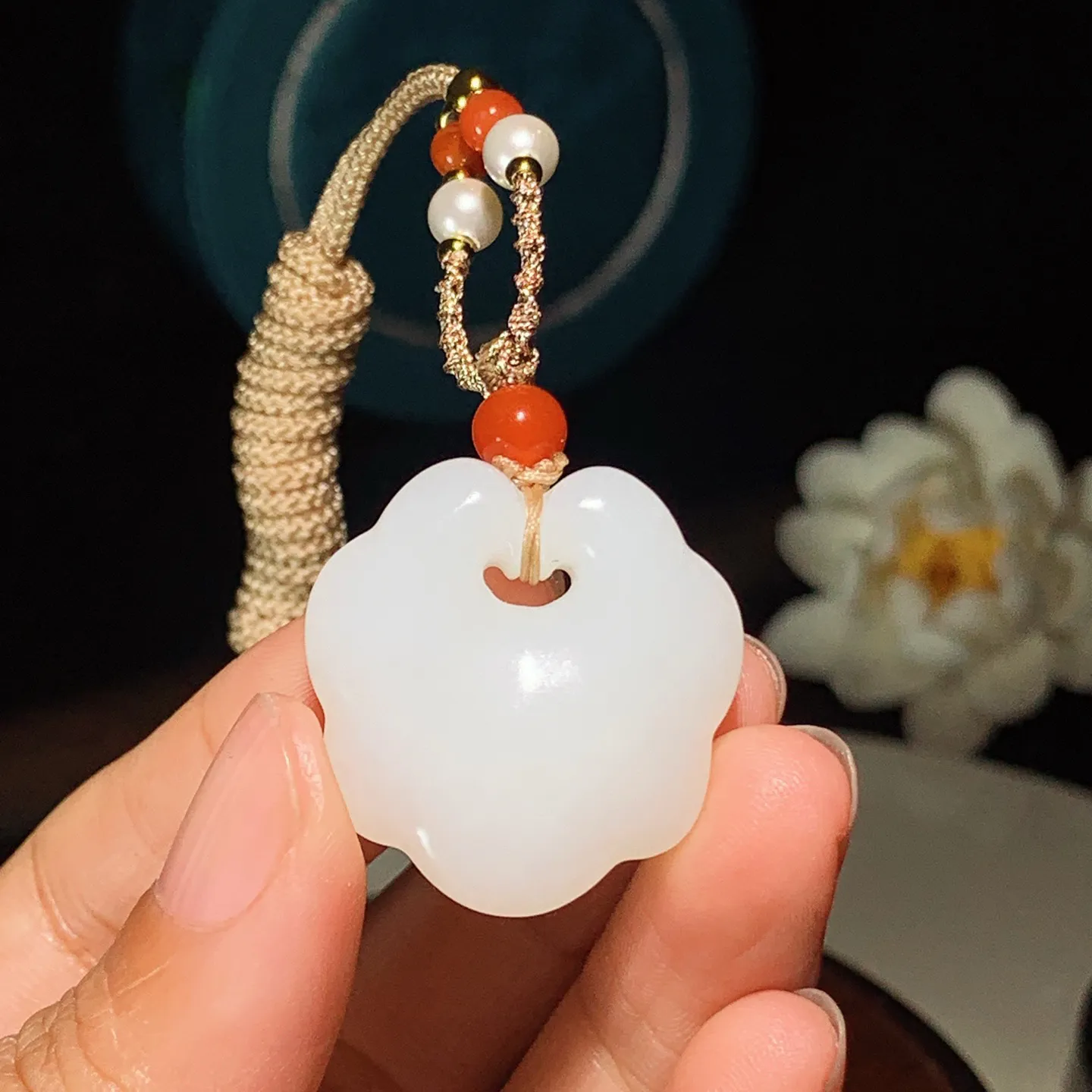 和田玉白玉平安如意锁挂件。尺寸28/27/10重16克。玉质细腻油润。手推出油。佩戴高端典雅。lt251213