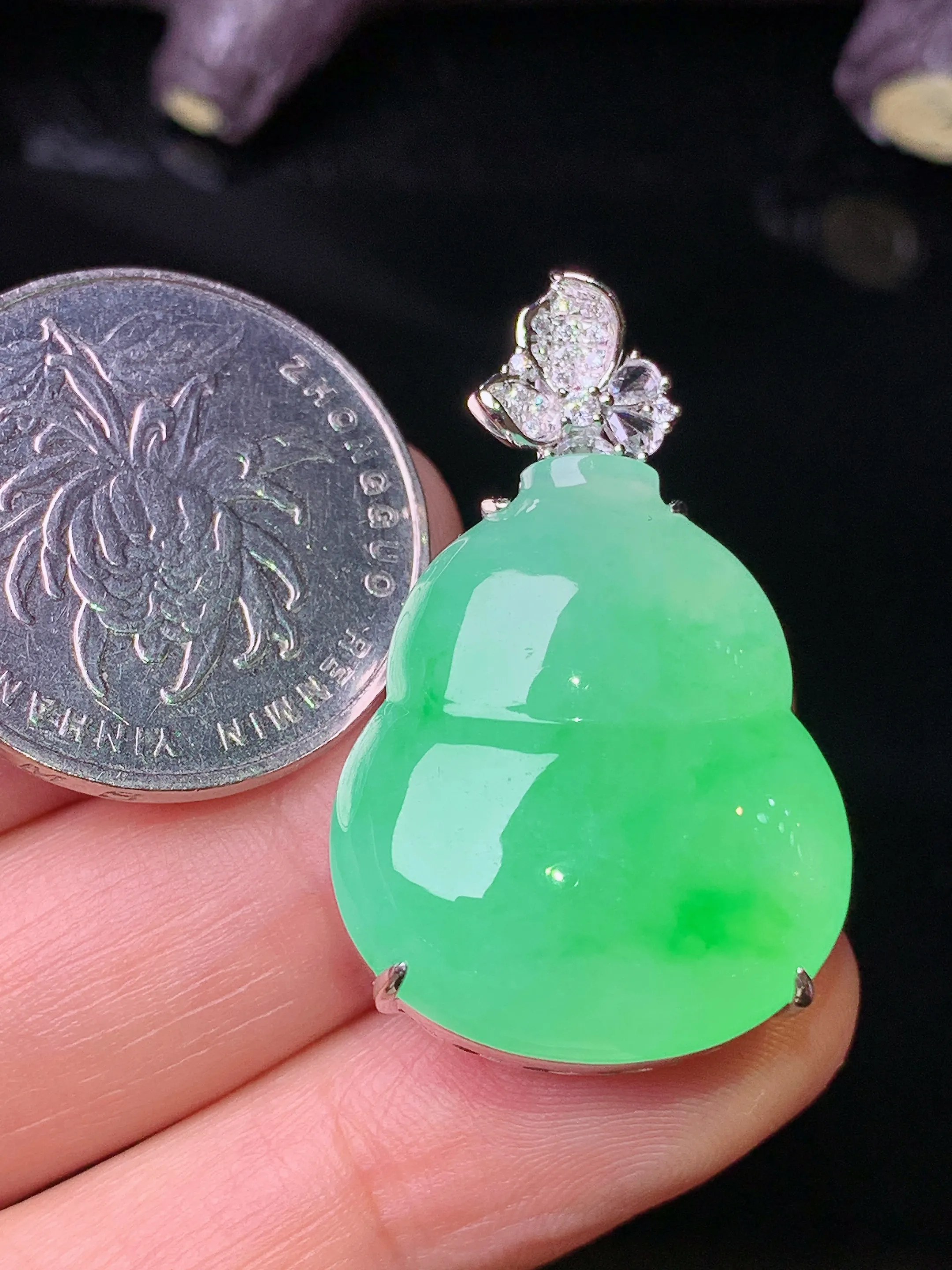 18k金钻镶嵌翠绿葫芦吊坠 玉质细腻 水润亮眼 色泽艳丽 整体尺寸35.2*21.5*10.2