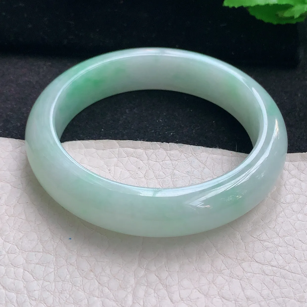 js自然光56*13.5*8.6平安镯 翡翠a货玉手镯飘绿宽边珠宝玉手环