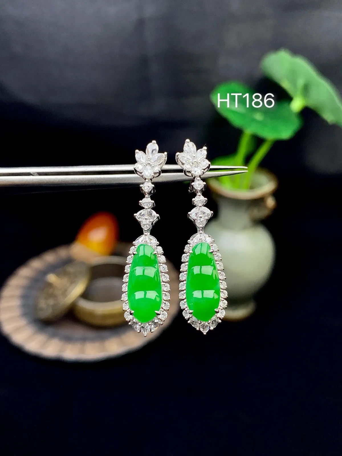 【冰种满绿福豆耳坠】种水上乘，阳绿色泽，纯净通透，收藏品质，18k金钻豪华镶嵌，裸石尺寸12.8*5