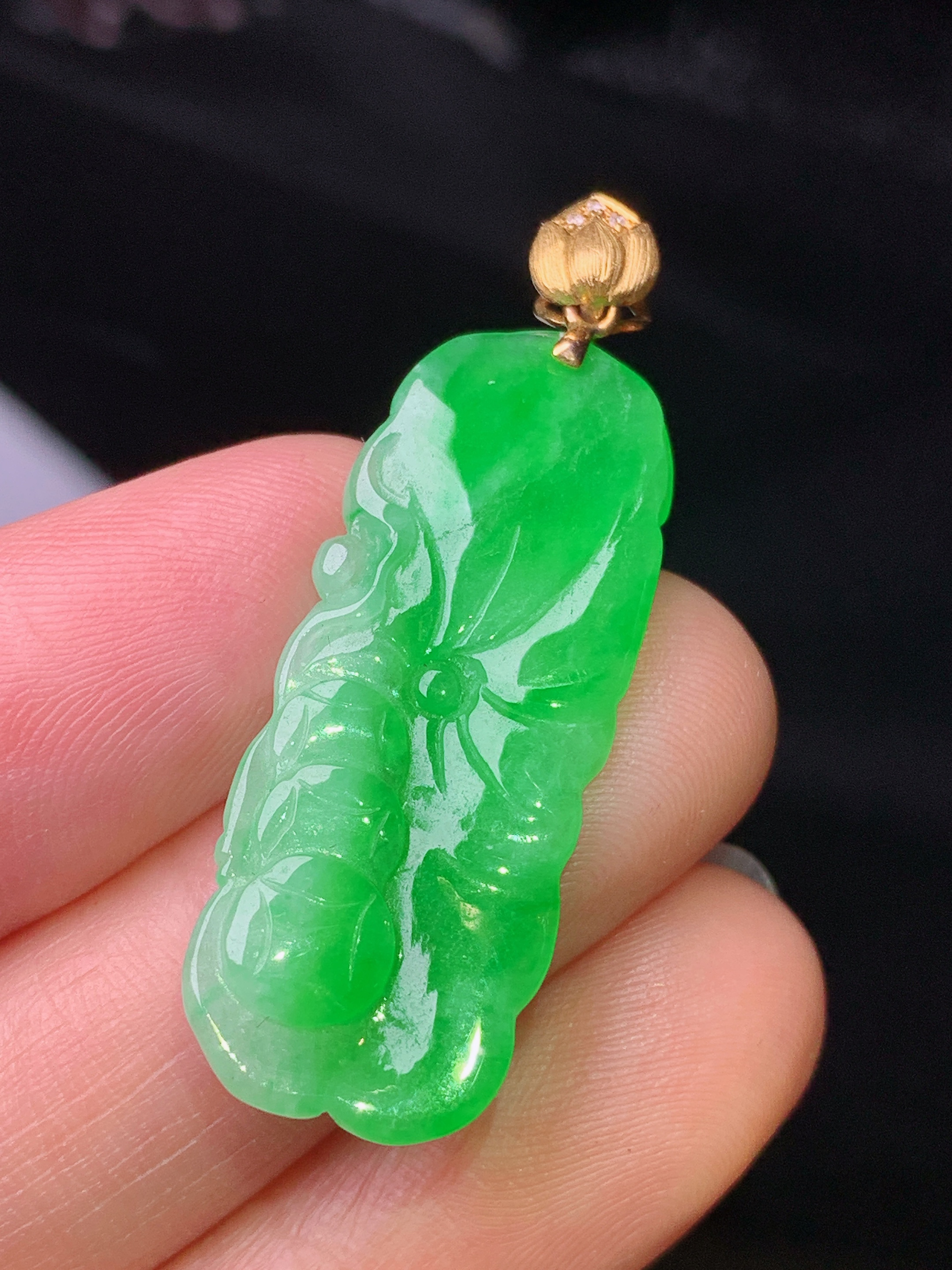 18k金镶嵌翠绿荷叶吊坠 玉质细腻 水润亮眼 色泽艳丽 整体尺寸39.6*13*3