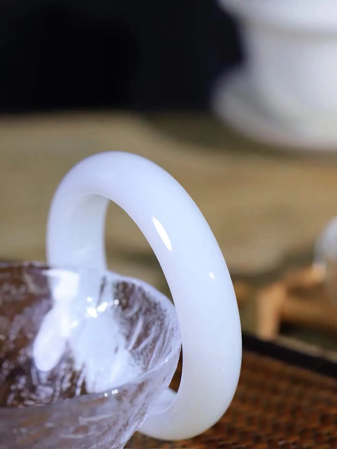 【一见钟情·手镯】

收藏级和田玉白玉手镯。镯型饱满，温润细腻，脂润沁香。️执一卷书，沏一盏茶，着一袭裙，戴一只镯。淡淡浅笺，素心若兰，静赏玉中诗画。悠悠岁月，芊手轻摘，盛满诗样芳华。重65.19克   内径圈口54.6mm 尺寸-4.8-9.1mm  FDA-111251233