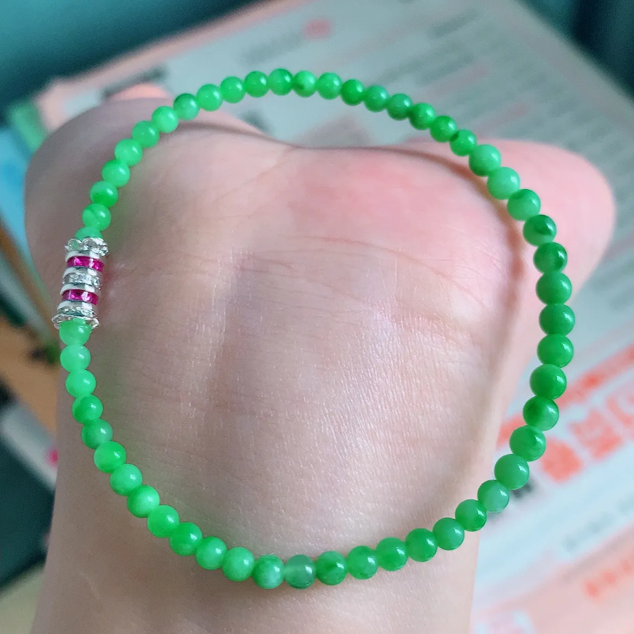 自然光实拍   冰润满绿翡翠手串手链，款式新颖，佩戴效果时尚出众 尽显气质，玉质细腻，美感十足 #001.1尺寸3.2-3.9mm