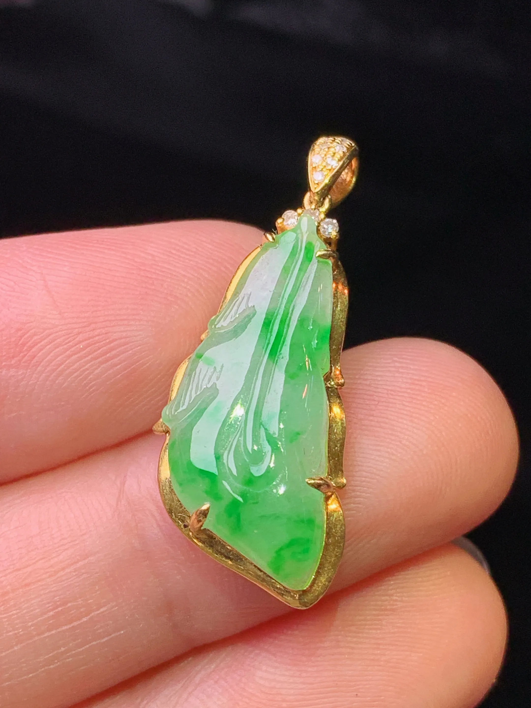 18k金钻镶嵌飘绿树叶吊坠 玉质细腻 水润亮眼 色泽艳丽 整体尺寸29.5*11.5*6