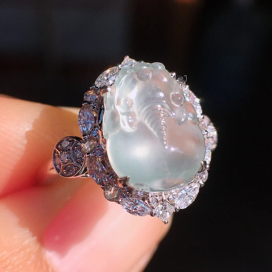 冰种貔貅戒指，玉质细腻，荧光感超
强，饱满圆润，尽显优雅气质，18k
金豪华镶嵌