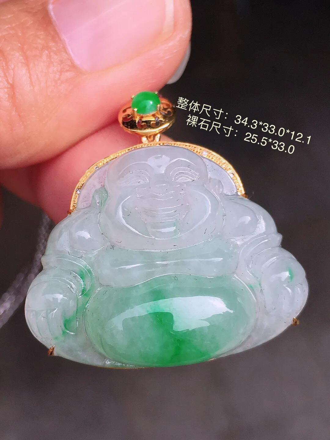 冰种飘绿佛公吊坠，色泽艳丽，玉质细腻，荧光感超
强，饱满圆润，尽显优雅气质，18k
金豪华镶嵌