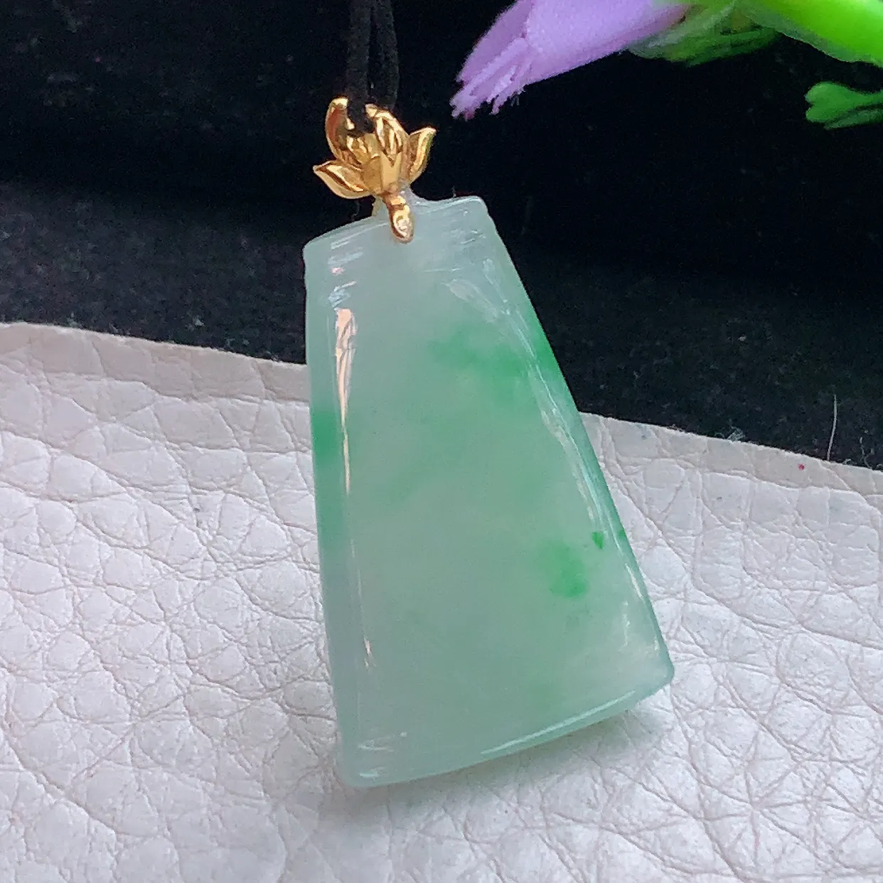 x54自然光35.6*19.2*3.6精美翡翠a货飘绿平安无事牌 素面牌玉吊坠 玉挂件