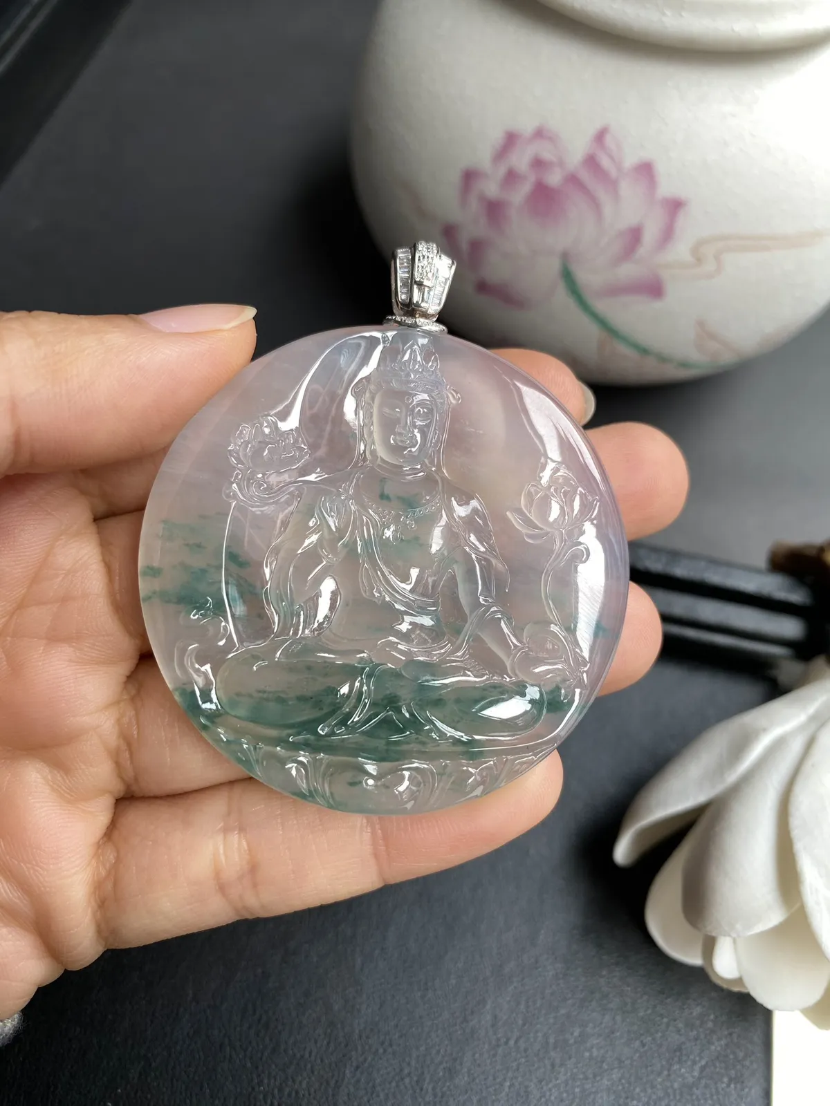 林佳裕作品-持莲观音，裸石54x6.2mm，雕工精湛，质地细腻