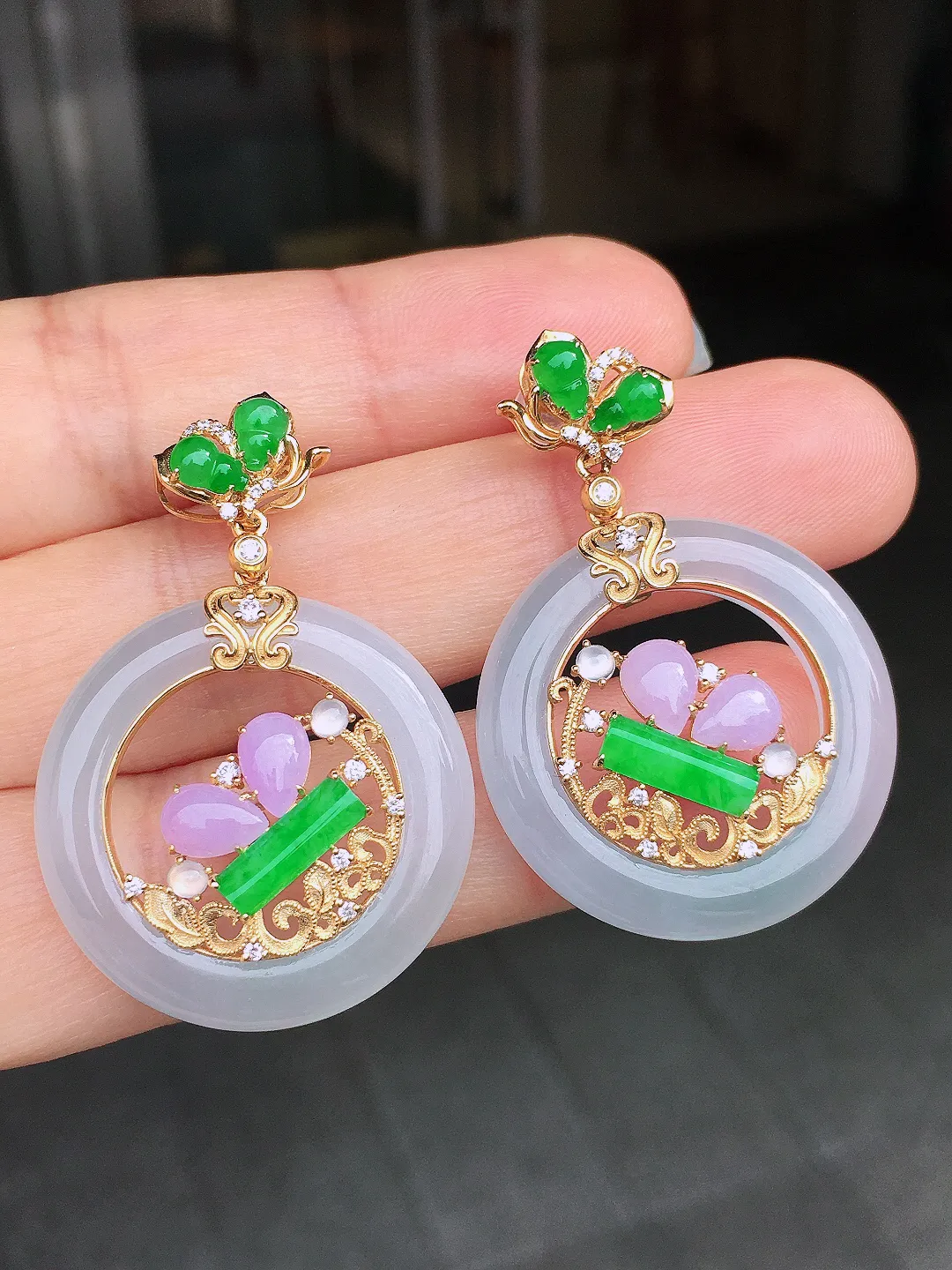 三彩特色平安扣耳坠，色泽均匀艳丽，玉质细腻，荧光感超
强，饱满圆润，尽显优雅气质，18k
金豪华镶嵌