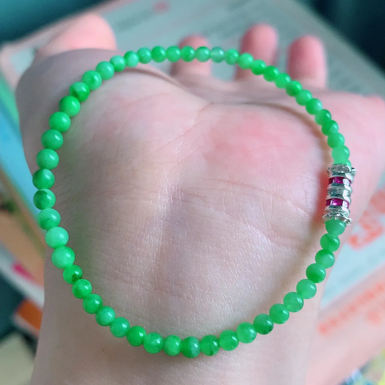 自然光实拍   冰润满绿翡翠手串手链，款式新颖，佩戴效果时尚出众 尽显气质，玉质细腻，美感十足 #0