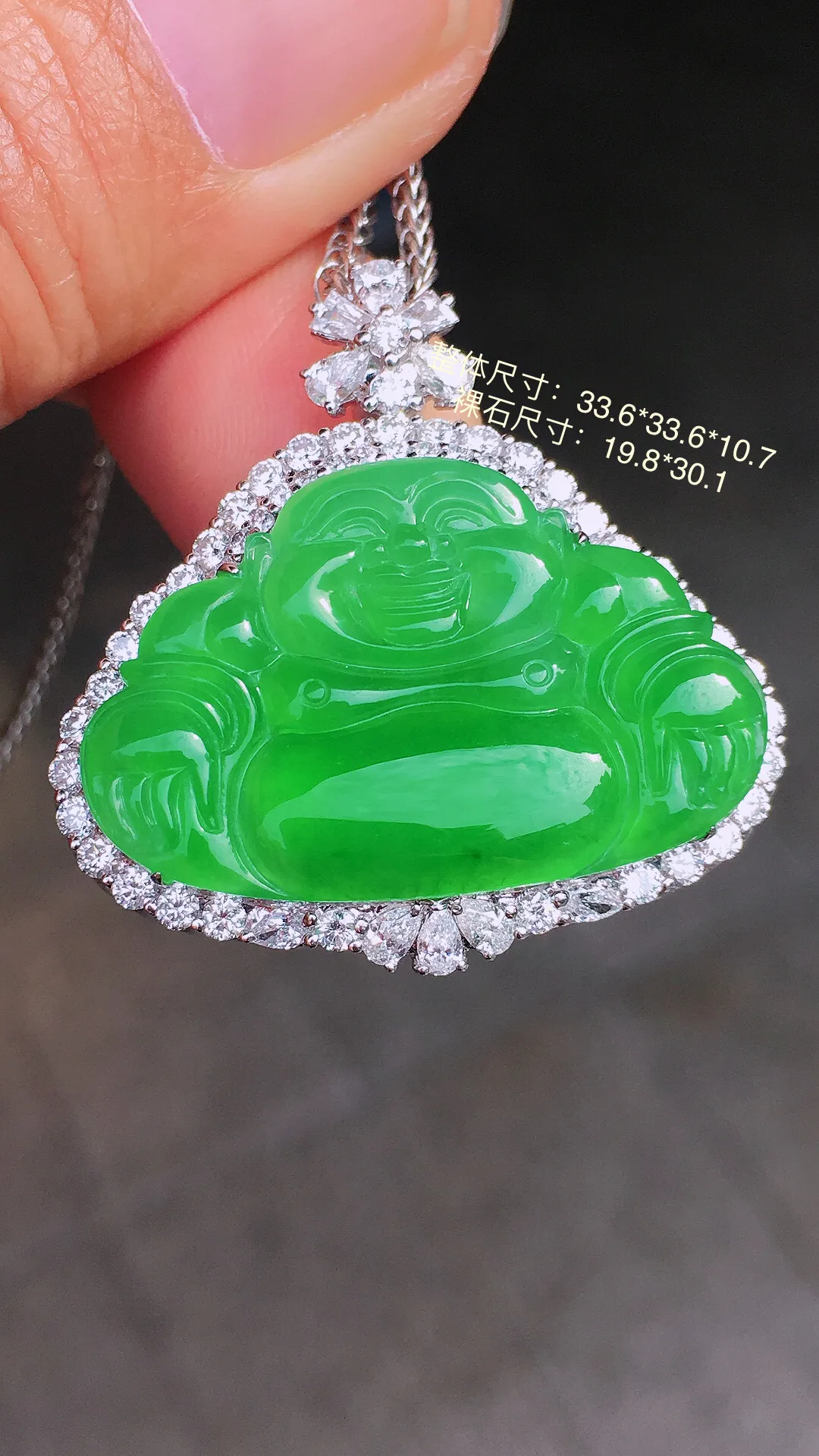 阳绿佛公吊坠，色泽均匀艳丽，玉质细腻，荧光感超
强，饱满圆润，尽显优雅气质，18k
金豪华镶嵌