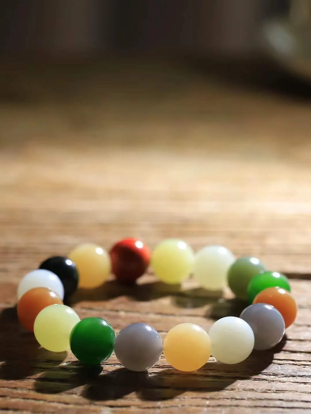 【多宝手串】

精选和田玉多宝手串，每一颗玉石都凝聚自然的灵气与岁月的沉淀，寓意福禄寿喜，守护您的平安与幸福。佩戴它，感受千年玉文化的温润与优雅。重55.4克  尺寸取一13.1mm  56120739A