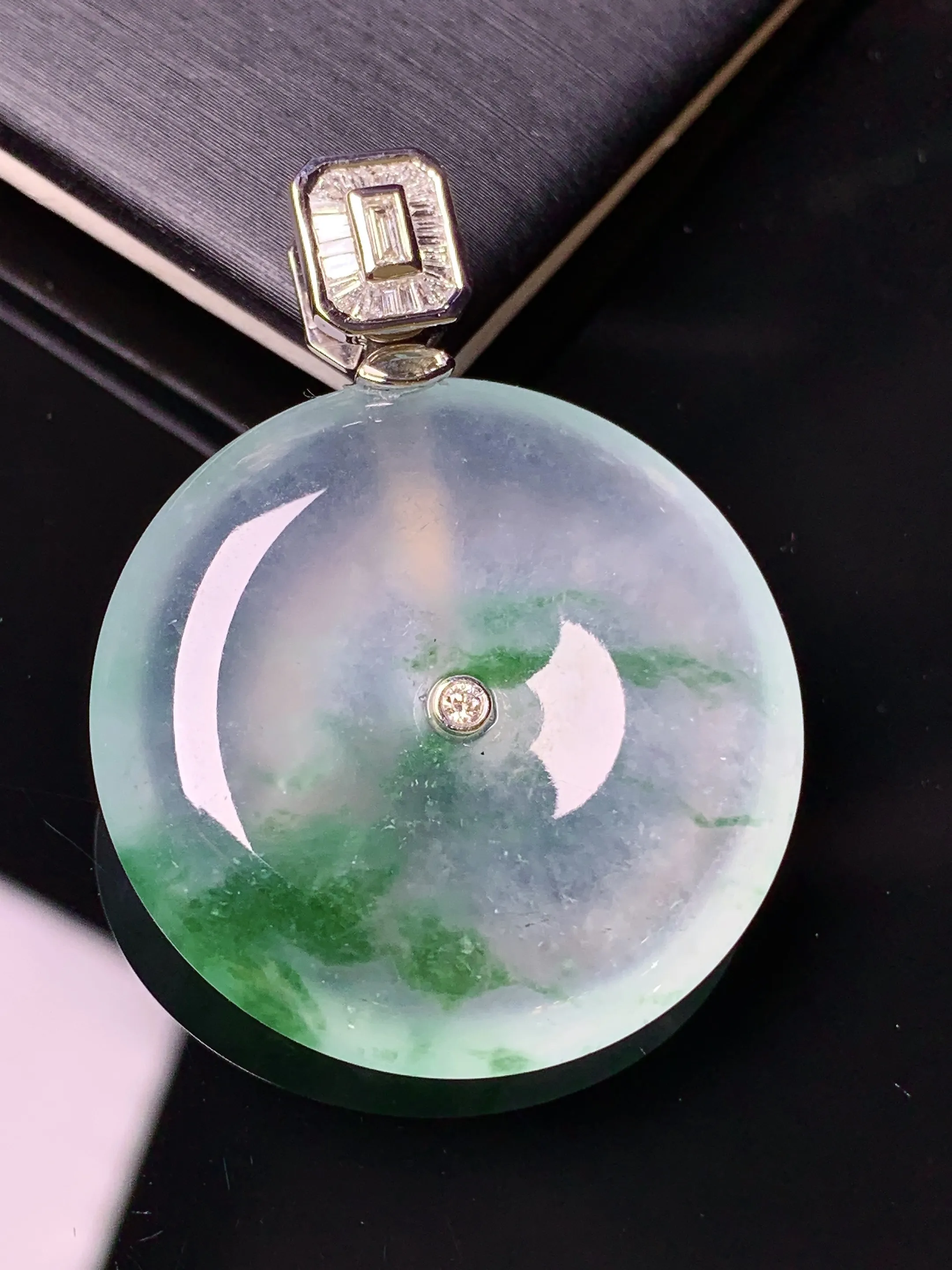 18k金钻镶嵌冰种飘绿平安扣吊坠 玉质细腻 水润亮眼 色泽艳丽 整体尺寸39.2*29.8*6.6