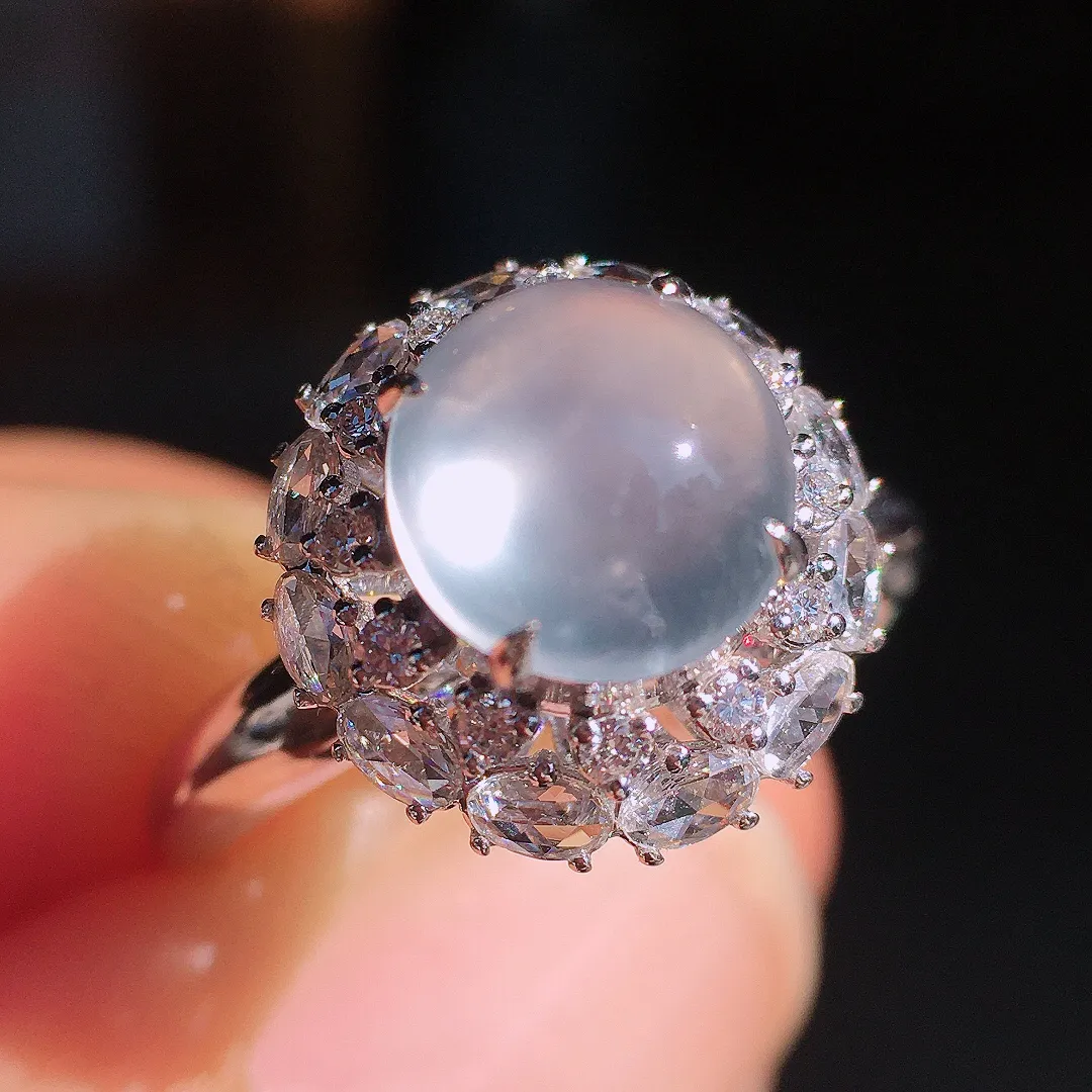 玻璃种蛋面戒指，玉质细腻，荧光感超
强，饱满圆润，尽显优雅气质，18k
金豪华镶嵌