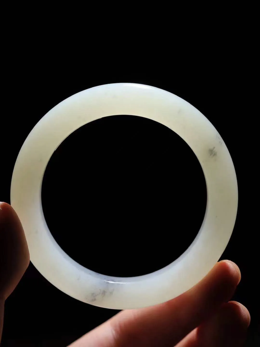 【情有独钟.手镯】

精品和田玉双色手镯 玉质温润细腻 油性十足 手感舒适，高华雅逸，线条流畅，简约大气，美自天成，素雅高贵。佩戴于腕间，婉约之美，举手投足间透出那低调奢华。重62.5克 内径53.7mm 尺寸12.7-10.1mm   FDA-791231251