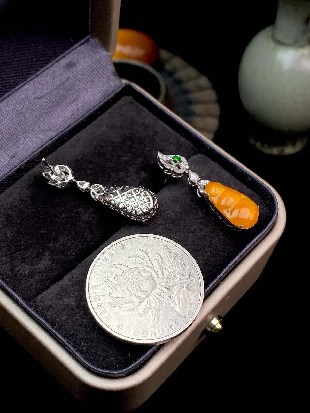 【冰种黄翡福豆耳坠】质地细润，起刚起荧光，18K金钻镶嵌，裸石尺寸14.1*8*2.5毫米