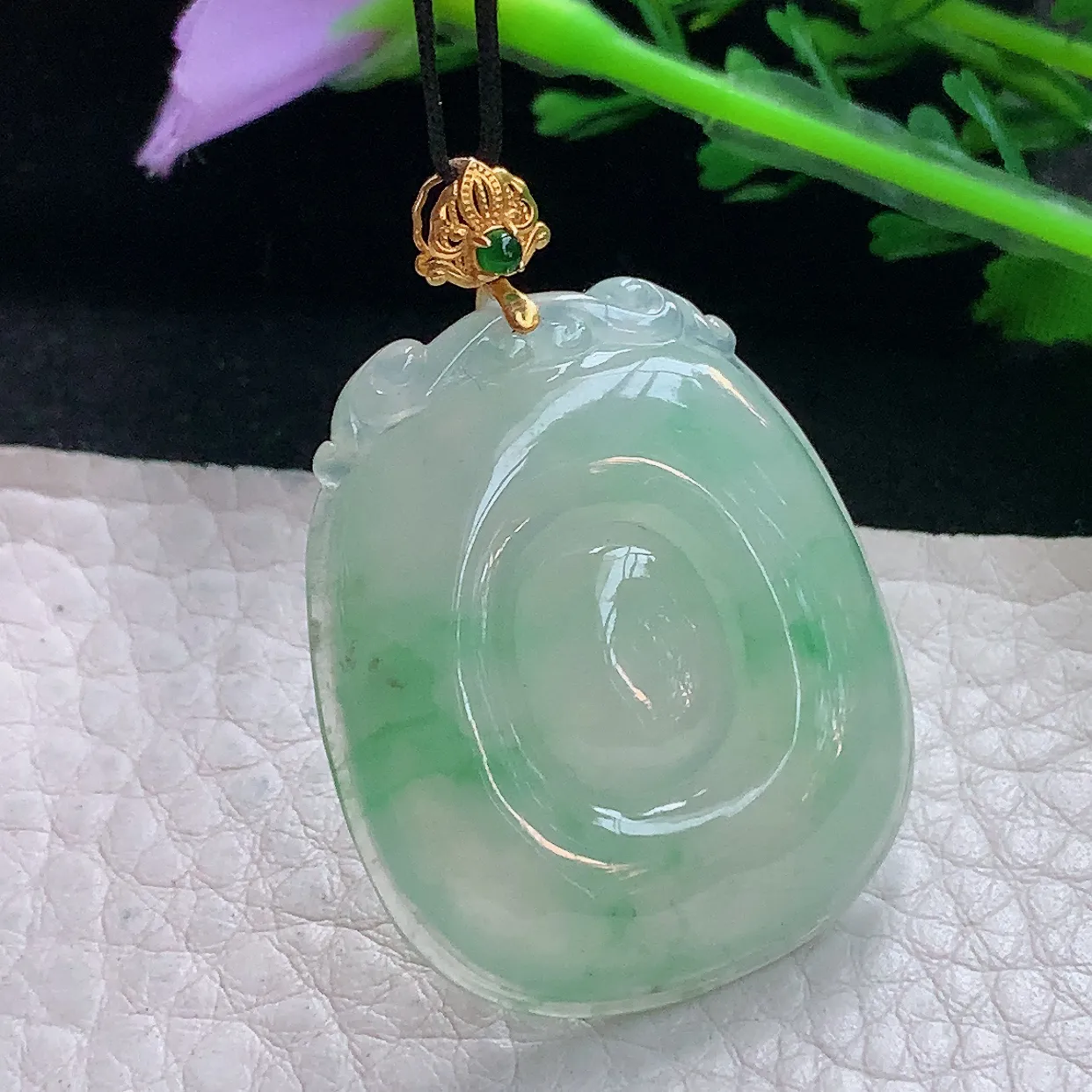 x54自然光33.8*28*5.8精美翡翠a货冰绿福贝玉吊坠 玉挂件