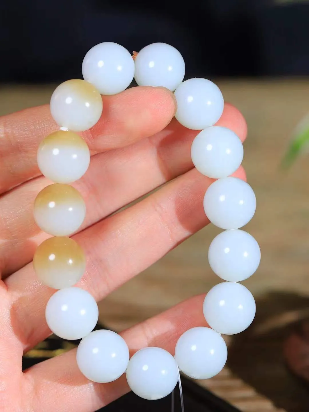 【珠圆玉润.手串】

精品和田玉糖白玉珠圆玉润手串 玉质温润细腻  整串打磨圆润，佩戴舒适。珠珠落玉盘，间关莺语花底滑，一生美好时光，无论身在何处，都有它相伴相守。事事顺遂，幸福美满，吉祥如意。重70.62克 尺寸取一14.5mm FDT-161201413