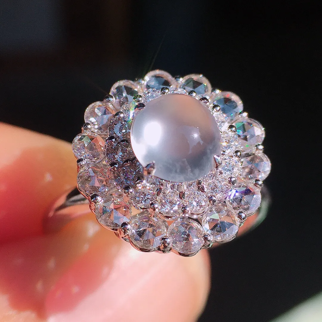 玻璃种蛋面戒指，玉质细腻，荧光感超
强，饱满圆润，尽显优雅气质，18k
金豪华镶嵌