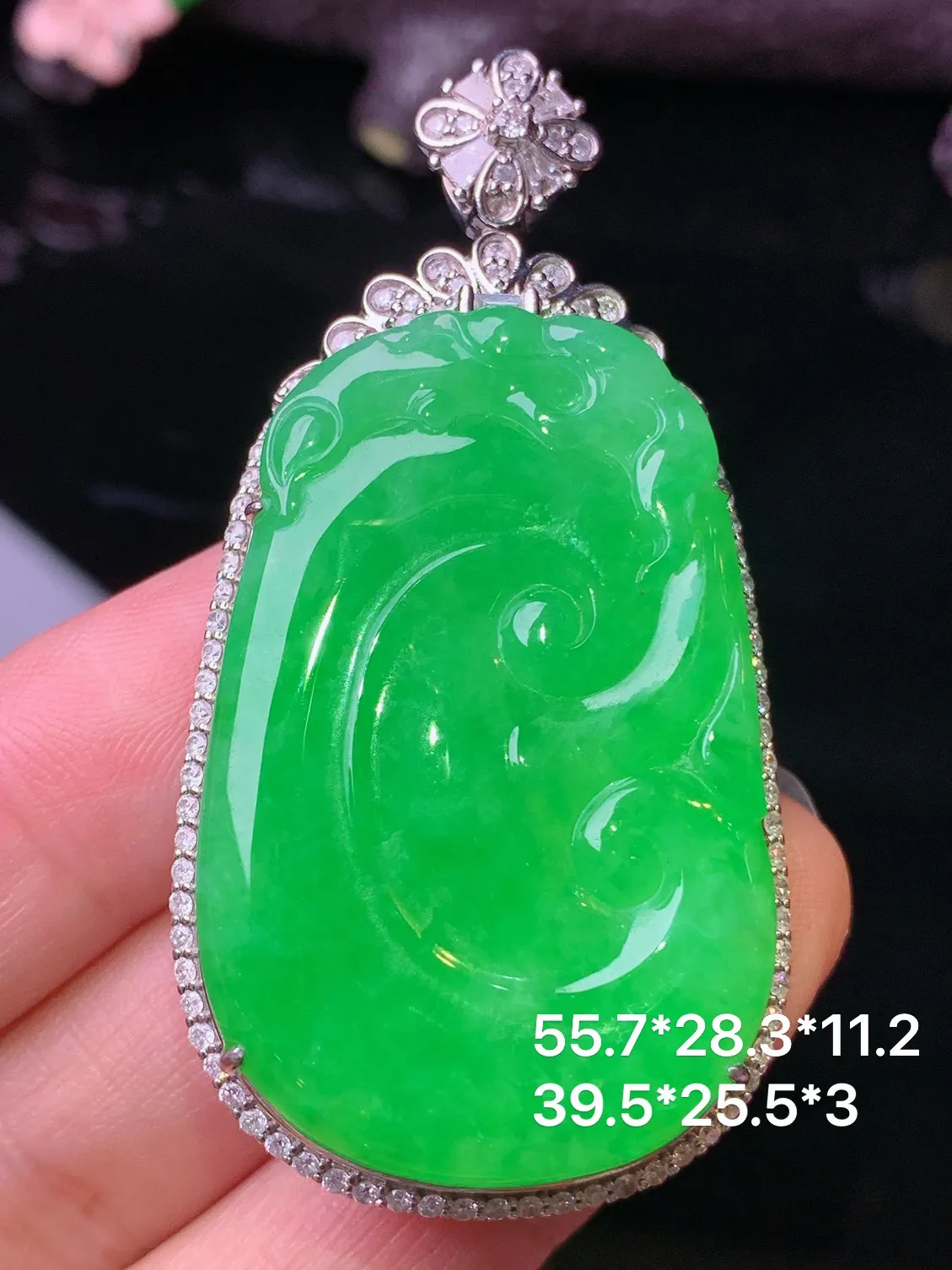 18k金钻镶嵌满绿如意吊坠 玉质细腻 水润亮眼 色泽艳丽 整体尺寸55.7*28.3*11.2