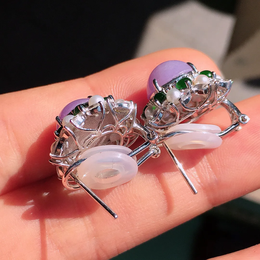 紫罗兰蛋面耳钉，色泽均匀艳丽，玉质细腻，饱满圆润，尽显优雅气质，18k
金豪华镶嵌