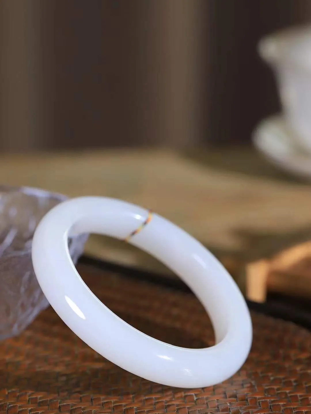 （柔情似水.手镯）

精品和田玉白玉手镯，玉质温润细腻，镯型饱满圆润，优雅知性，姽婳于幽静兮，又婆娑乎人间，经典款型，古朴典雅。极具灵性，腕间风情，风姿卓越。 重56.4克   尺寸56.5-12-9.4mm    FDL-36128726