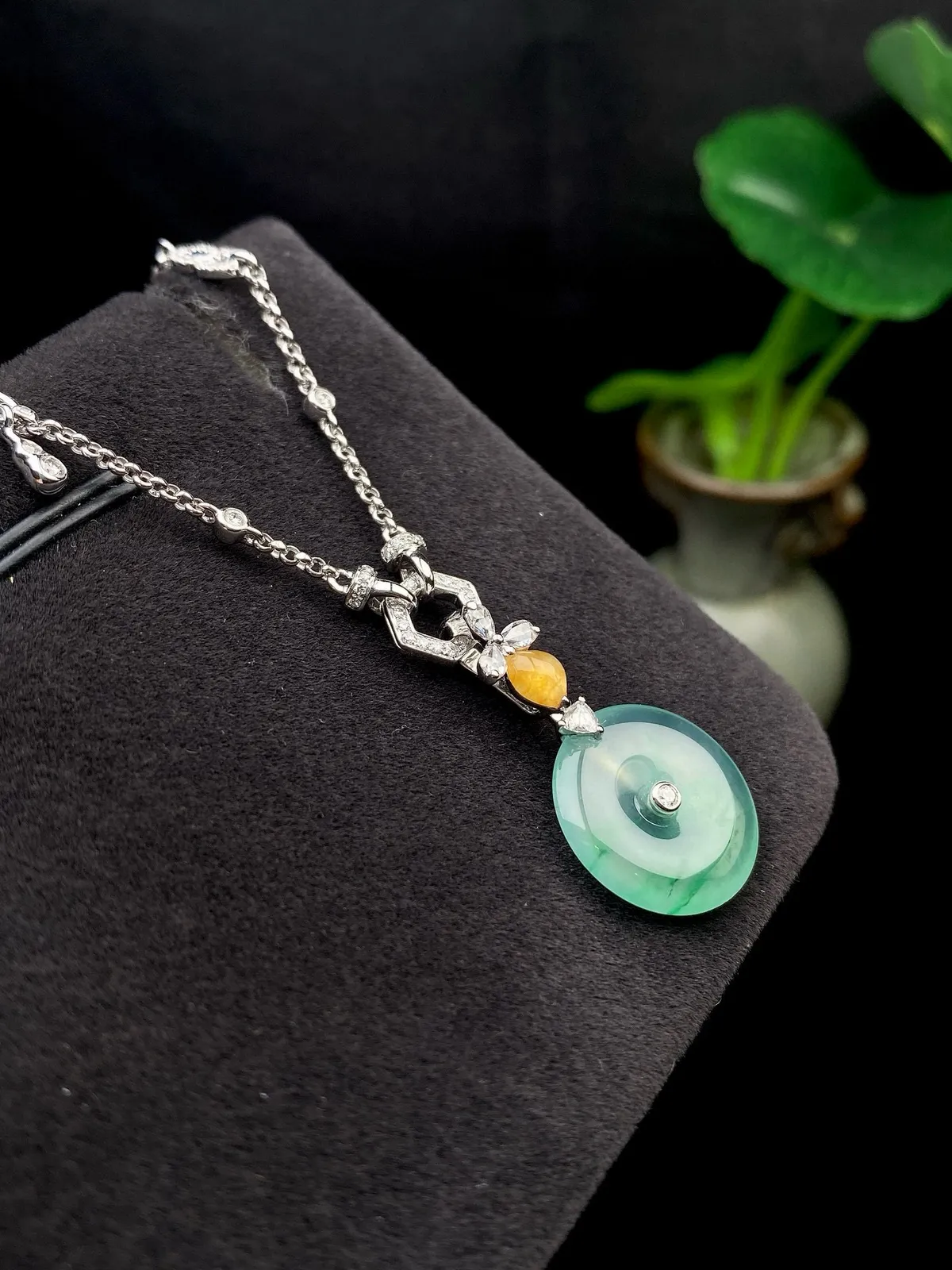 【冰种飘绿平安扣】质地非常细腻，冰润十足，种老冰透，18k金钻镶嵌，裸石尺寸14.5*2.6毫米，收