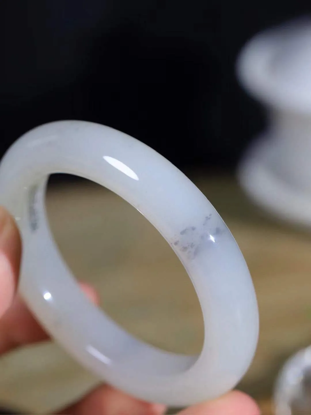 【情有独钟.手镯】

精品和田玉双色手镯 玉质温润细腻 油性十足 手感舒适，高华雅逸，线条流畅，简约大气，美自天成，素雅高贵。佩戴于腕间，婉约之美，举手投足间透出那低调奢华。重62.5克 内径53.7mm 尺寸12.7-10.1mm   FDA-791231251