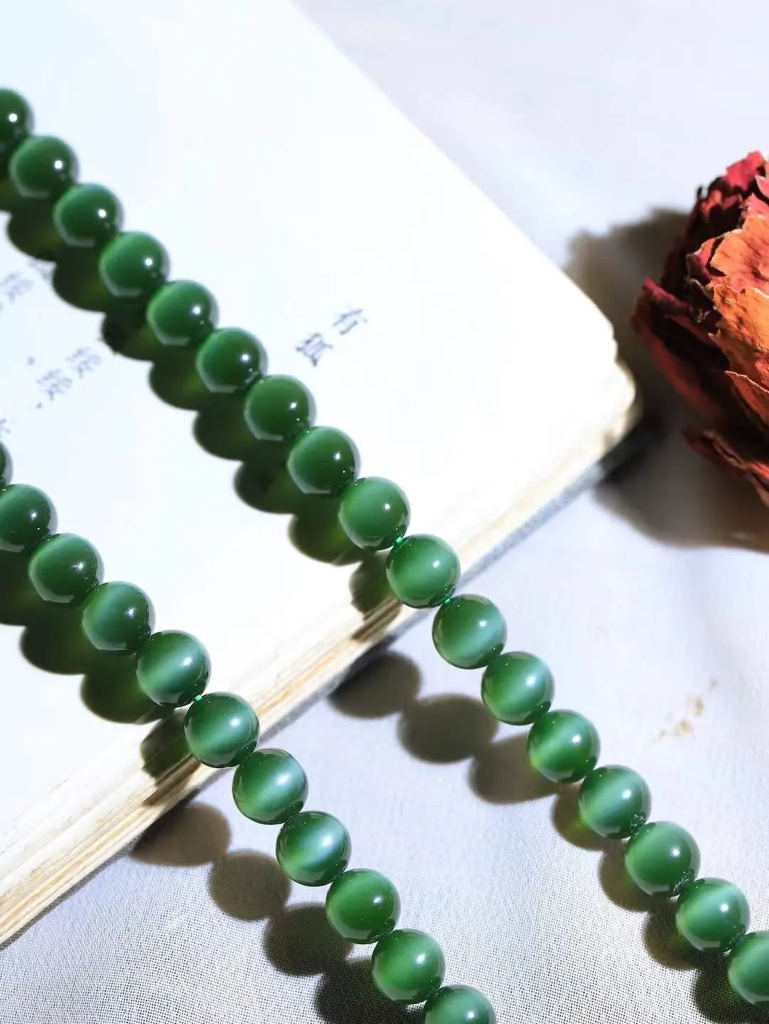 【珠圆玉润.项链】

收藏级臻品️和田玉碧玉猫眼珠圆玉润项链 玉质温润细腻  整串打磨圆润，佩戴舒适。珠珠落玉盘，间关莺语花底滑，一生美好时光，无论身在何处，都有它相伴相守。事事顺遂，幸福美满，吉祥如意。重47.54克 尺寸取一8mm  791201278A