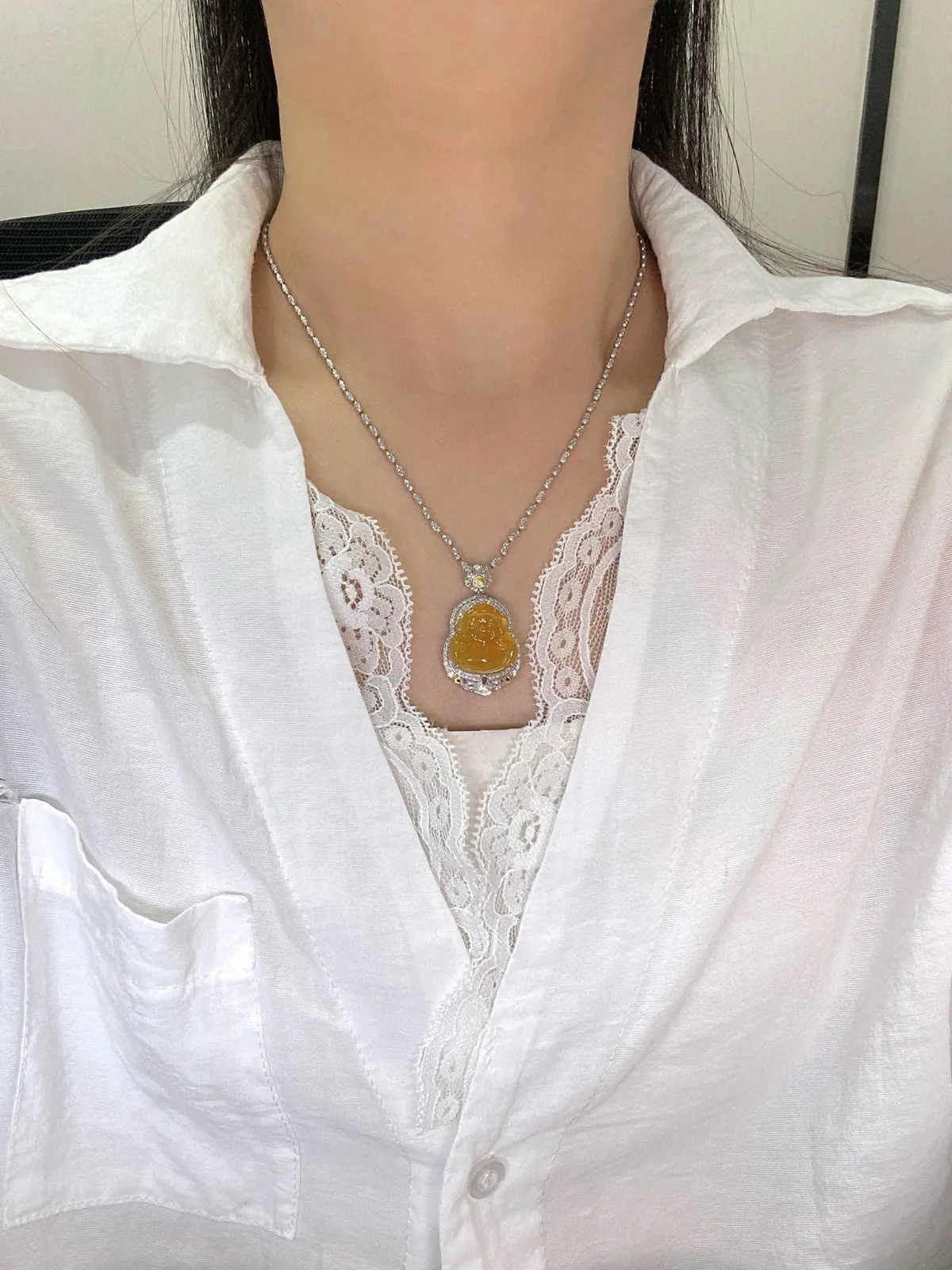 【冰种黄翡财神】质地细腻，工艺很好，饱满圆润，笑口常开，18k金钻镶嵌，裸石尺寸18.3*17.7*3.6毫米