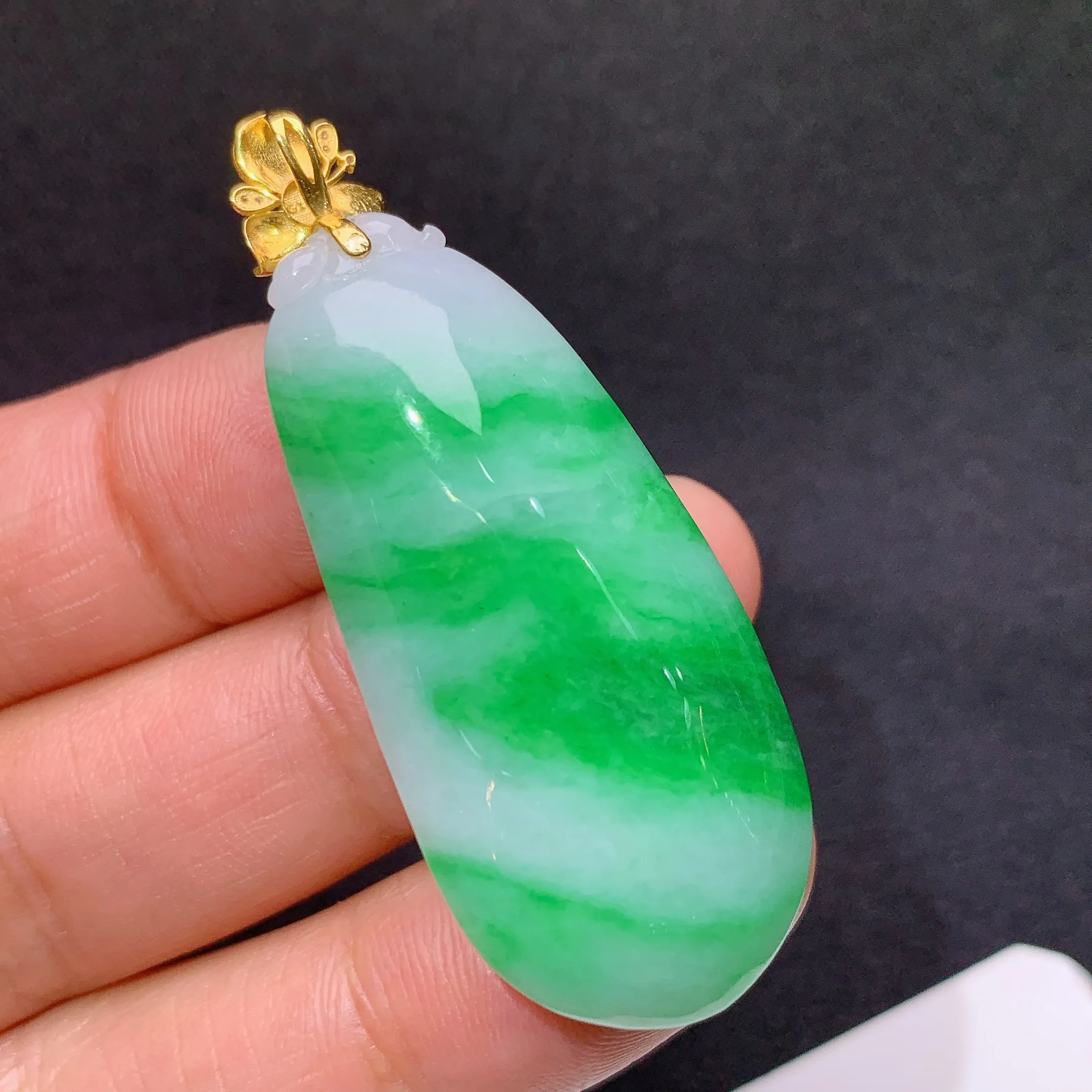 冰飘绿福瓜吊坠，18k金镶嵌，冰润色阳，玉质细腻，种水足 Xz整体尺寸47.6*18.4*11.4