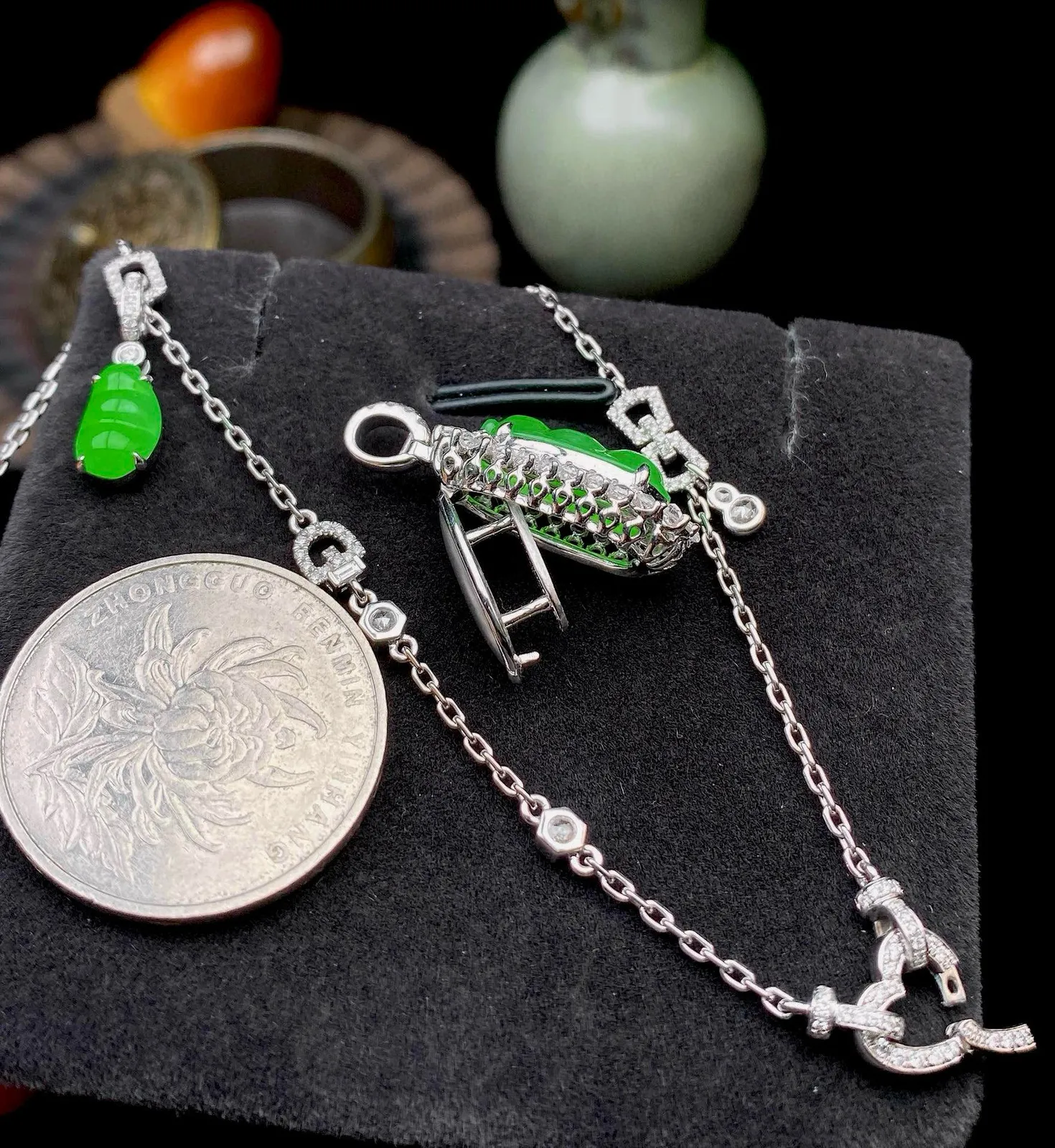 【冰种满绿福豆吊坠】种地上乘，冰感十足，通透起光，饱满圆润，18k金钻镶嵌，裸石尺寸14.3*6.9*3.3毫米。