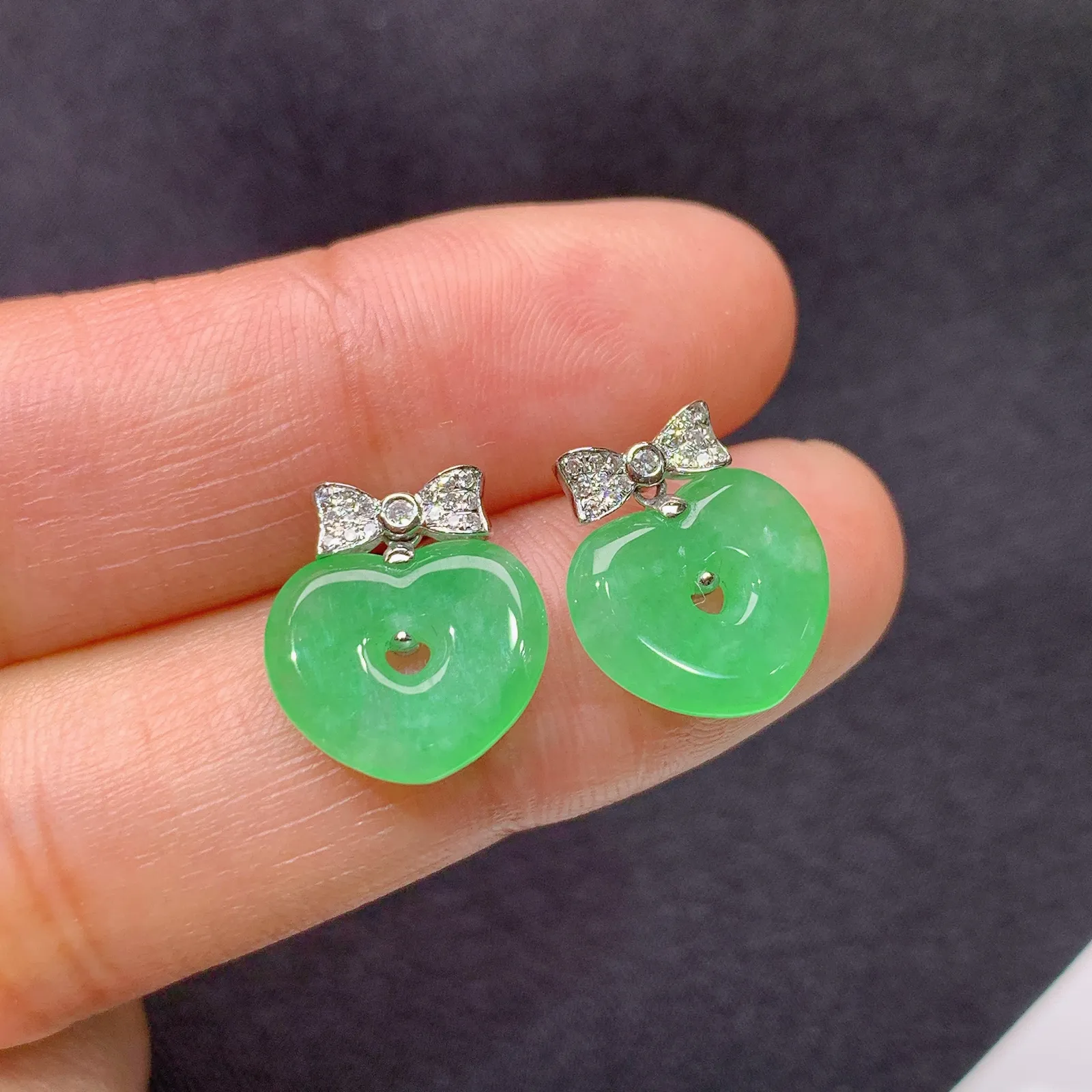 翠绿爱心耳坠，18k金镶嵌，简约时尚，冰润色阳，种水足，Be 尺寸10.5*12*2.3