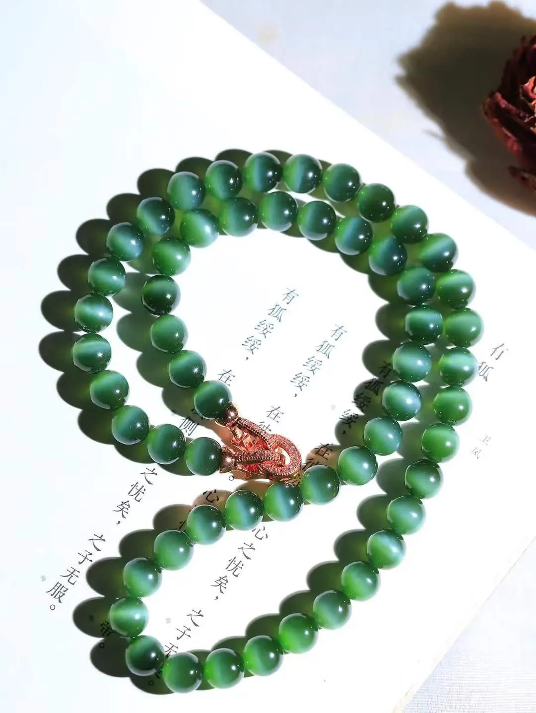 【珠圆玉润.项链】

收藏级臻品️和田玉碧玉猫眼珠圆玉润项链 玉质温润细腻  整串打磨圆润，佩戴舒