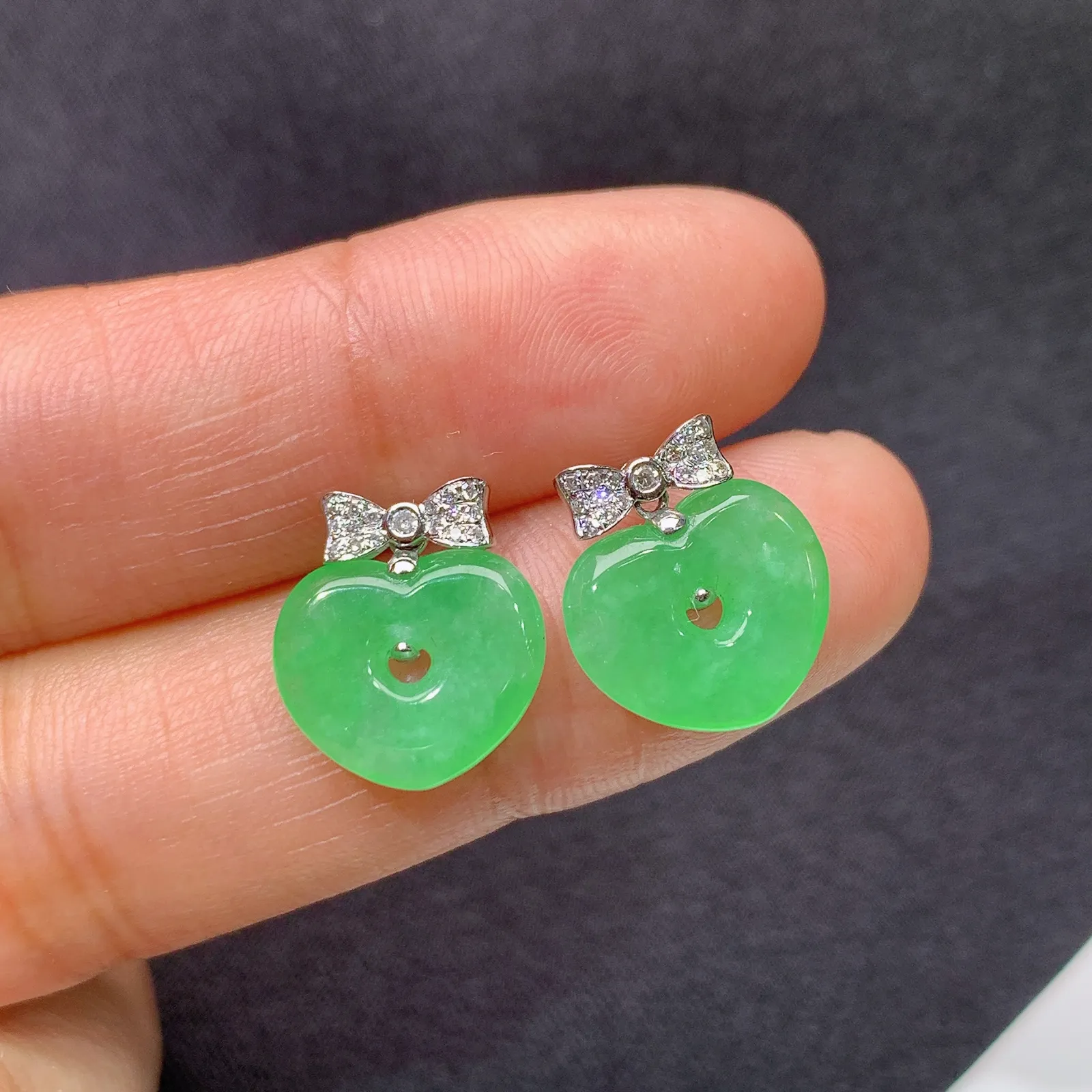 翠绿爱心耳坠，18k金镶嵌，简约时尚，冰润色阳，种水足，Be 尺寸10.5*12*2.3
