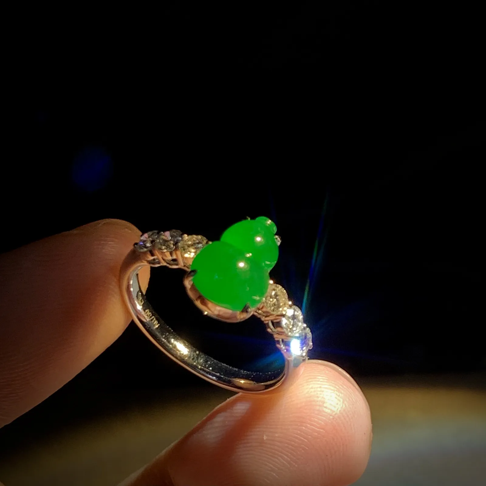 高质量辣绿葫芦戒指，裸石9.8-7.2-3.5mm，
14#，18K金，南非钻，3.78g，