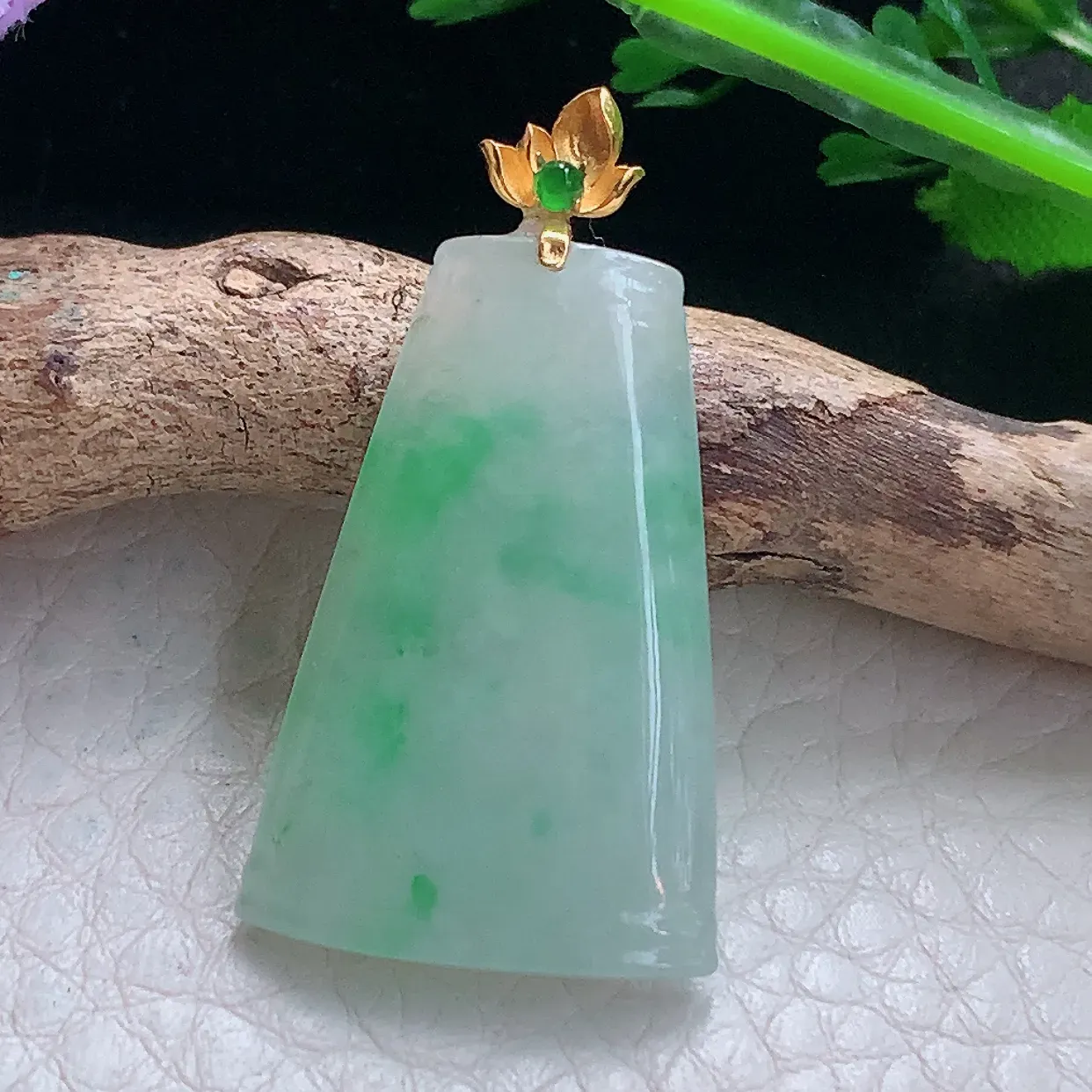 x54自然光35.6*19.2*3.6精美翡翠a货飘绿平安无事牌 素面牌玉吊坠 玉挂件