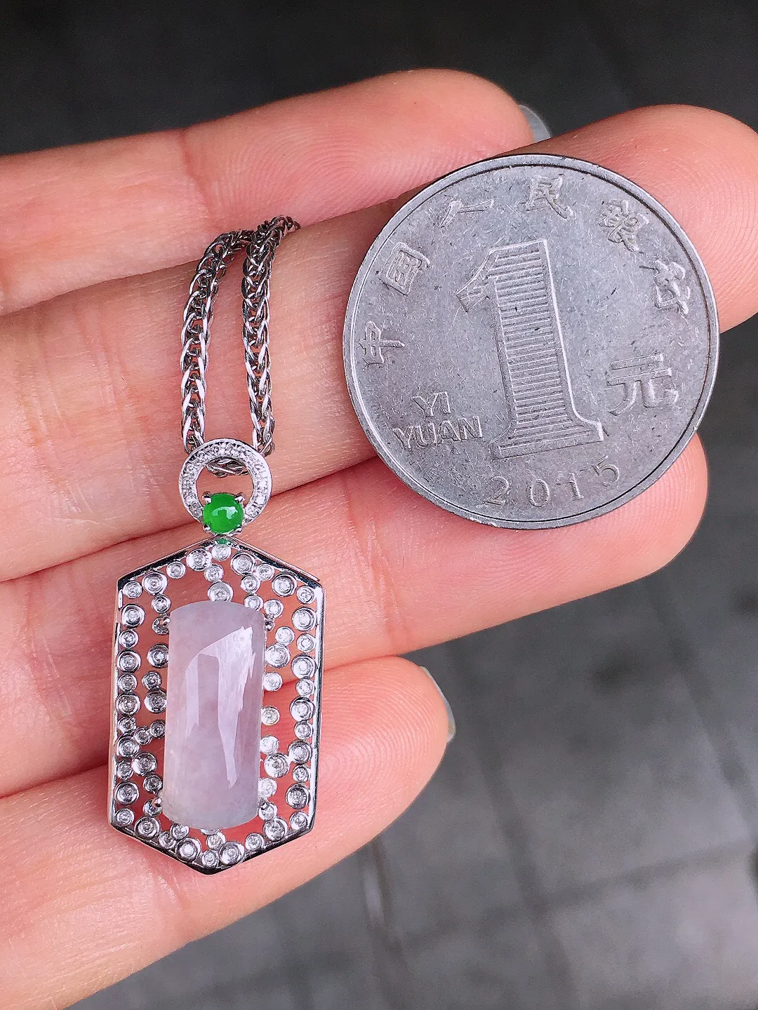 冰种无事牌吊坠，玉质细腻，荧光感超
强，饱满圆润，尽显优雅气质，18k
金豪华镶嵌