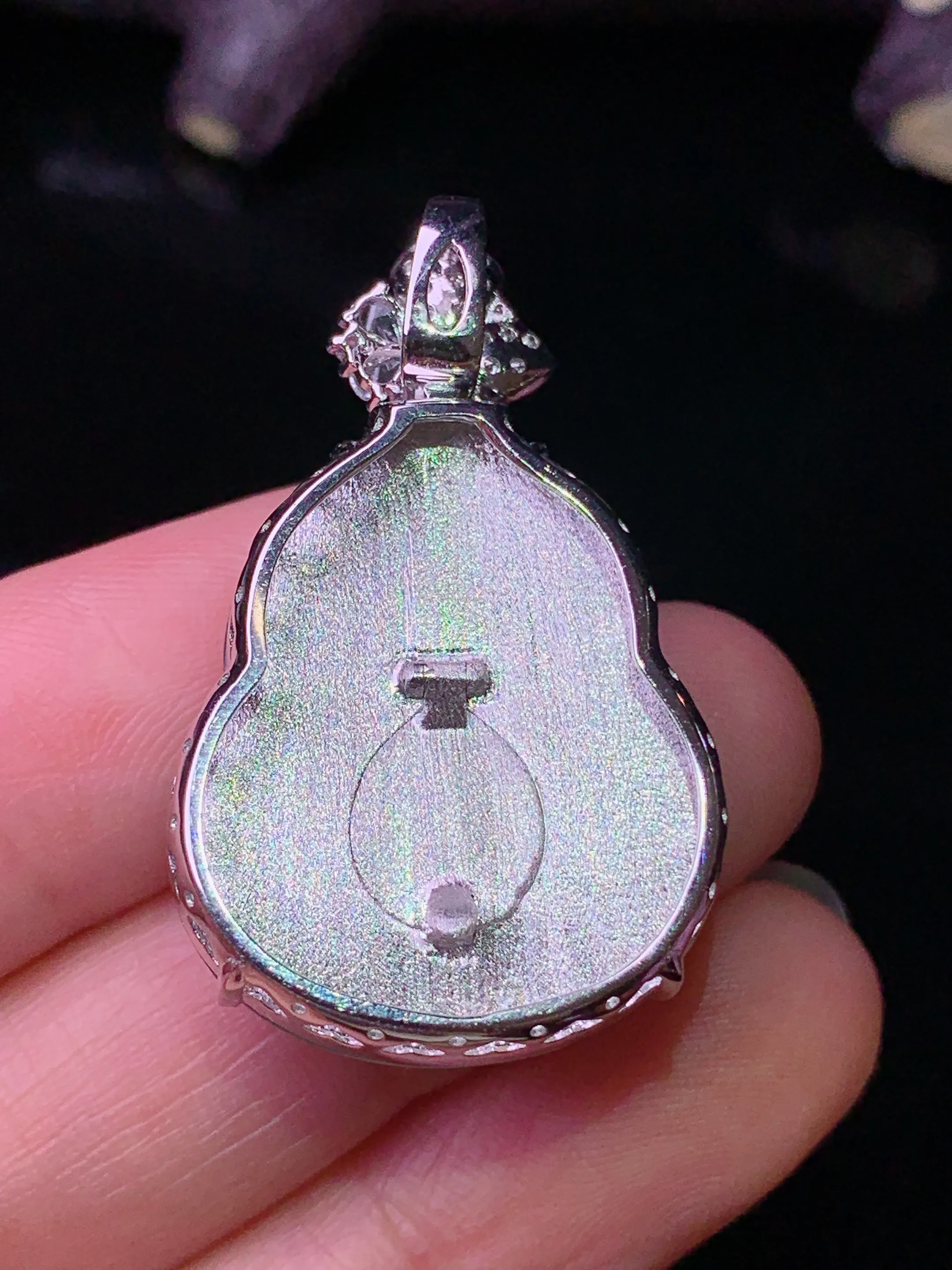 18k金钻镶嵌翠绿葫芦吊坠 玉质细腻 水润亮眼 色泽艳丽 整体尺寸35.2*21.5*10.2