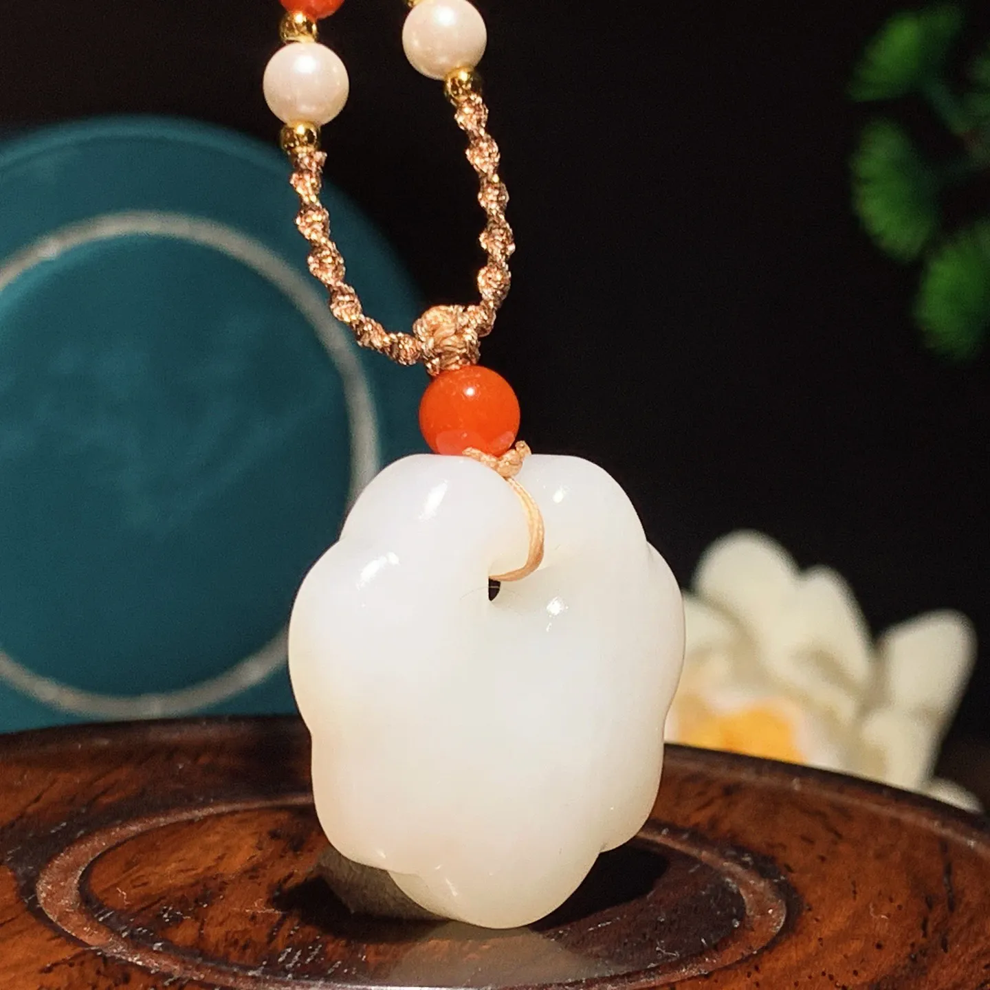 和田玉白玉平安如意锁挂件。尺寸28/27/10重16克。玉质细腻油润。手推出油。佩戴高端典雅。lt251213