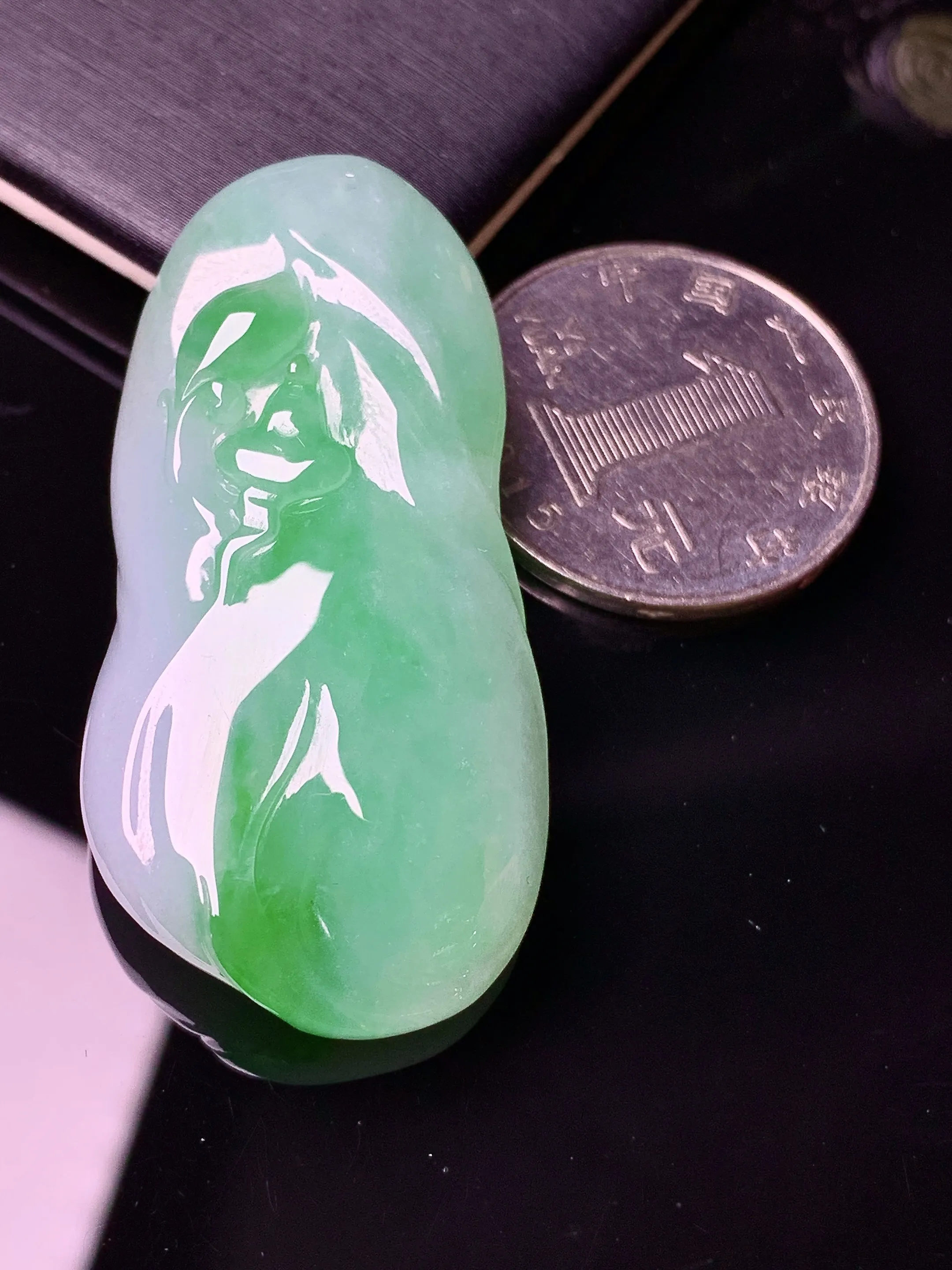 飘绿悟道吊坠 玉质细腻 水润亮眼 色泽艳丽 整体尺寸47.2*23.3*8