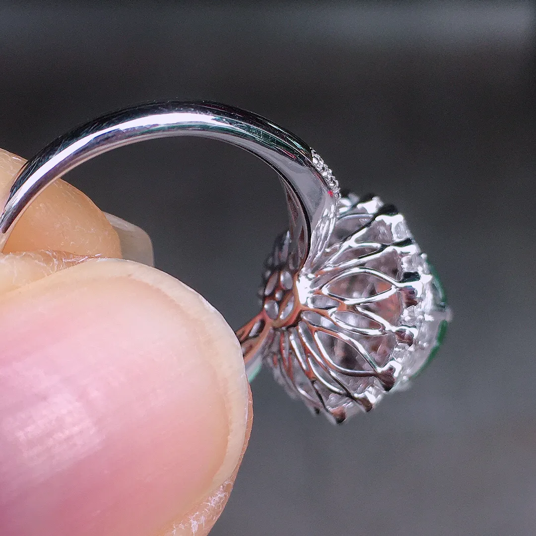 阳绿蛋面戒指，色泽均匀艳丽，玉质细腻，荧光感超
强，饱满圆润，尽显优雅气质，18k
金豪华镶嵌