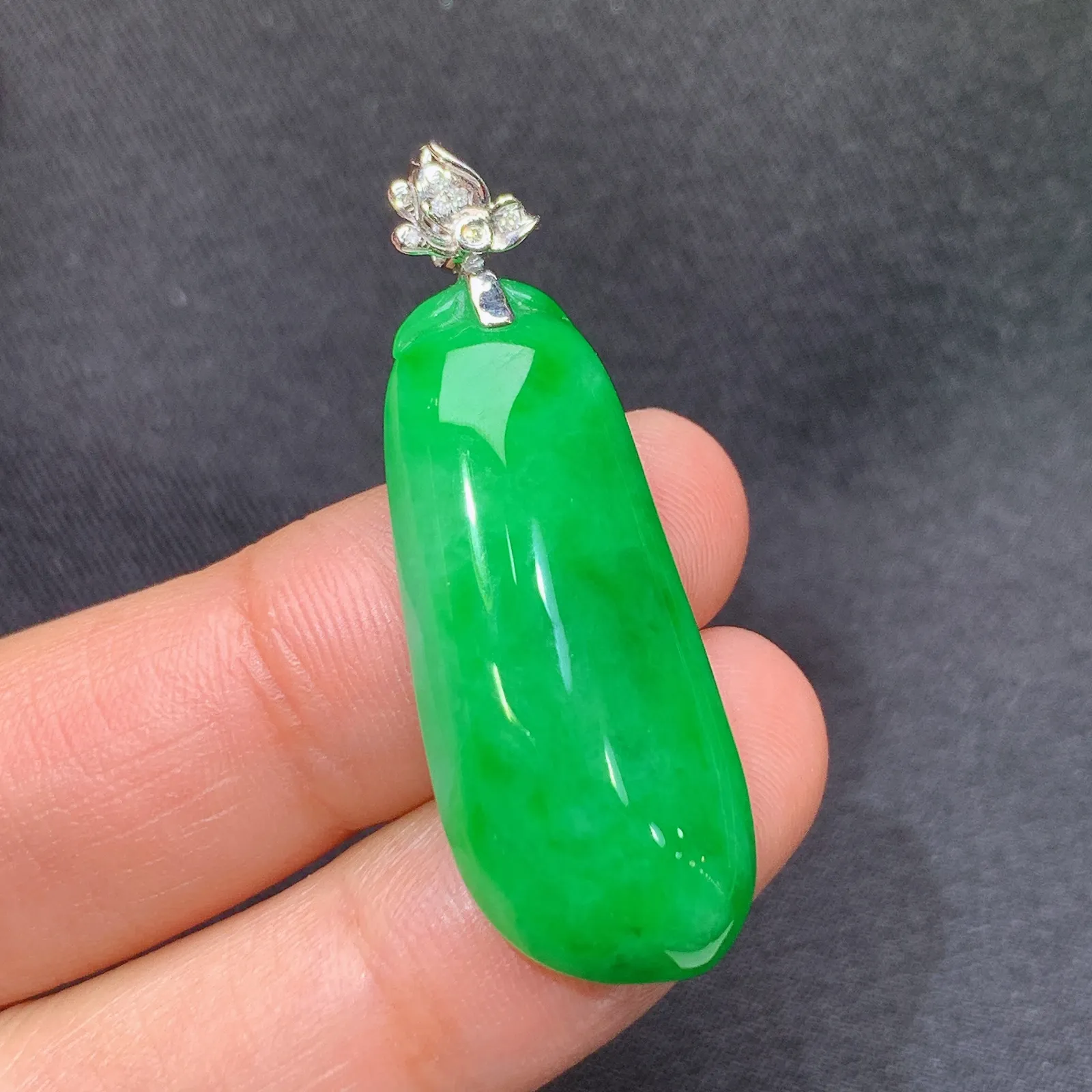 阳绿福瓜吊坠，18k金镶嵌，冰润色阳，玉质细腻，种水足 尺寸38.3*13.3*5