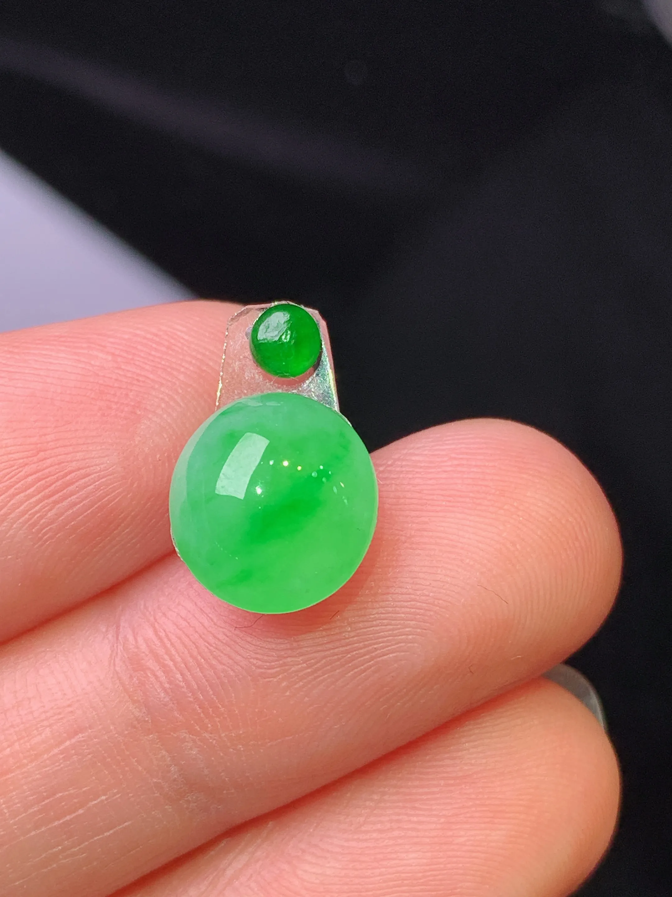 镶嵌款 翠绿蛋面吊坠 玉质细腻 水润亮眼 色泽艳丽 整体尺寸10.2*9.3*5.2