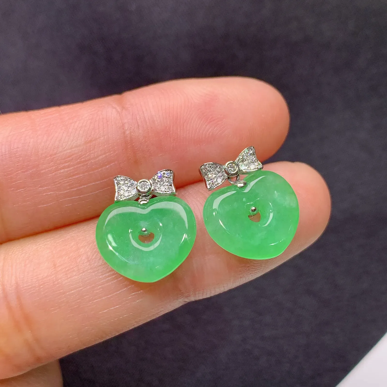 翠绿爱心耳坠，18k金镶嵌，简约时尚，冰润色阳，种水足，Be 尺寸10.5*12*2.3