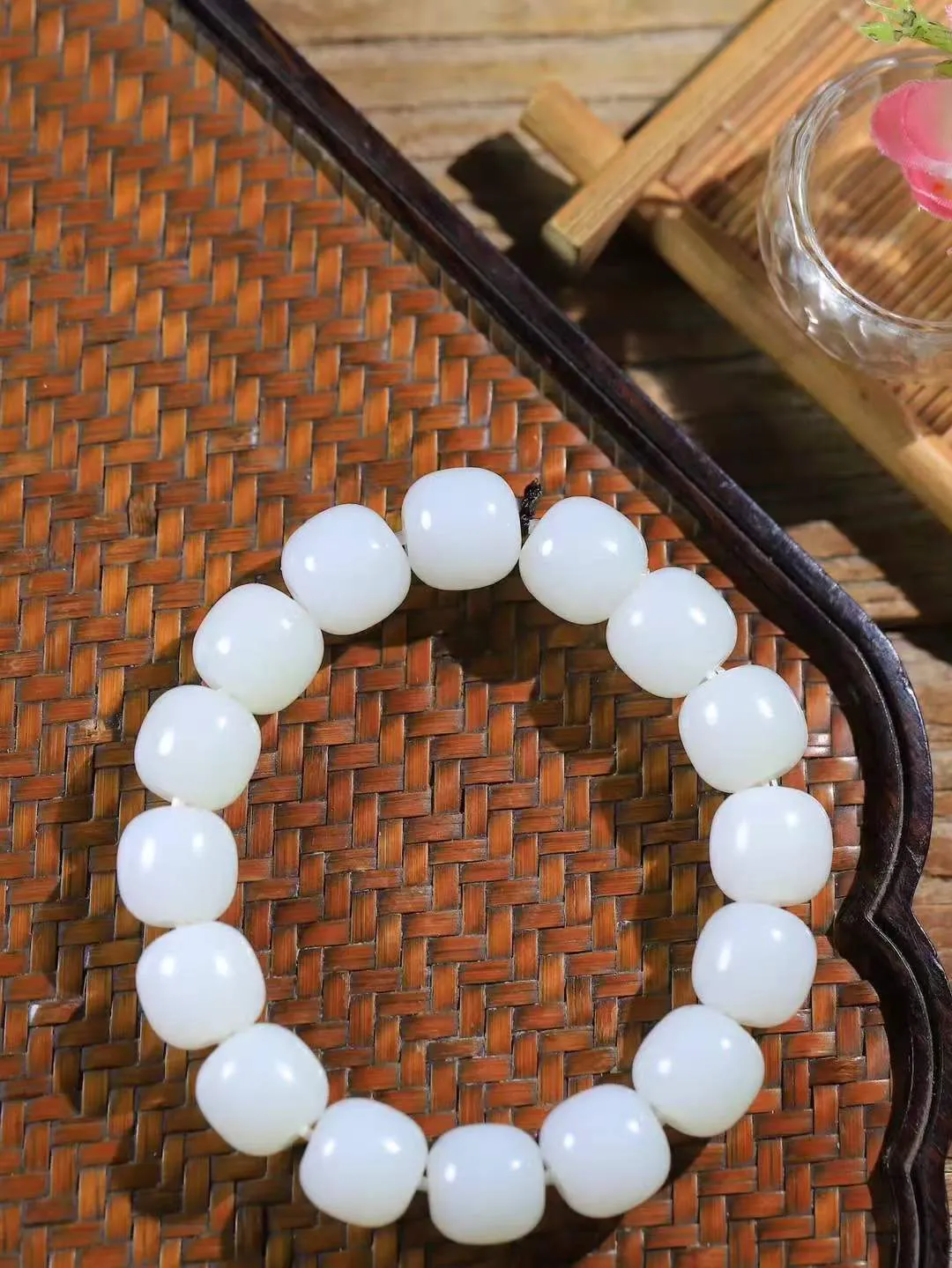 （老型珠.手串）

精品和田白玉老型珠手串，也可做手持，玉质细腻油润 饱满光滑 质朴无华，悠远简单，人心境界远，百世修炼深，心灵常驻善意持，觉悟人生百世修。重69.7克    尺寸取一12.5-13.8mm    541201201L