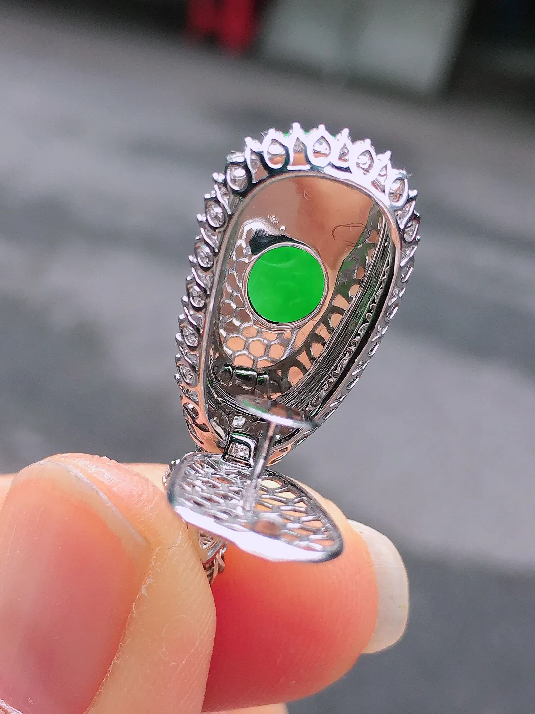 阳绿福豆吊坠，色泽均匀艳丽，玉质细腻，荧光感超
强，饱满圆润，尽显优雅气质，18k
金豪华镶嵌