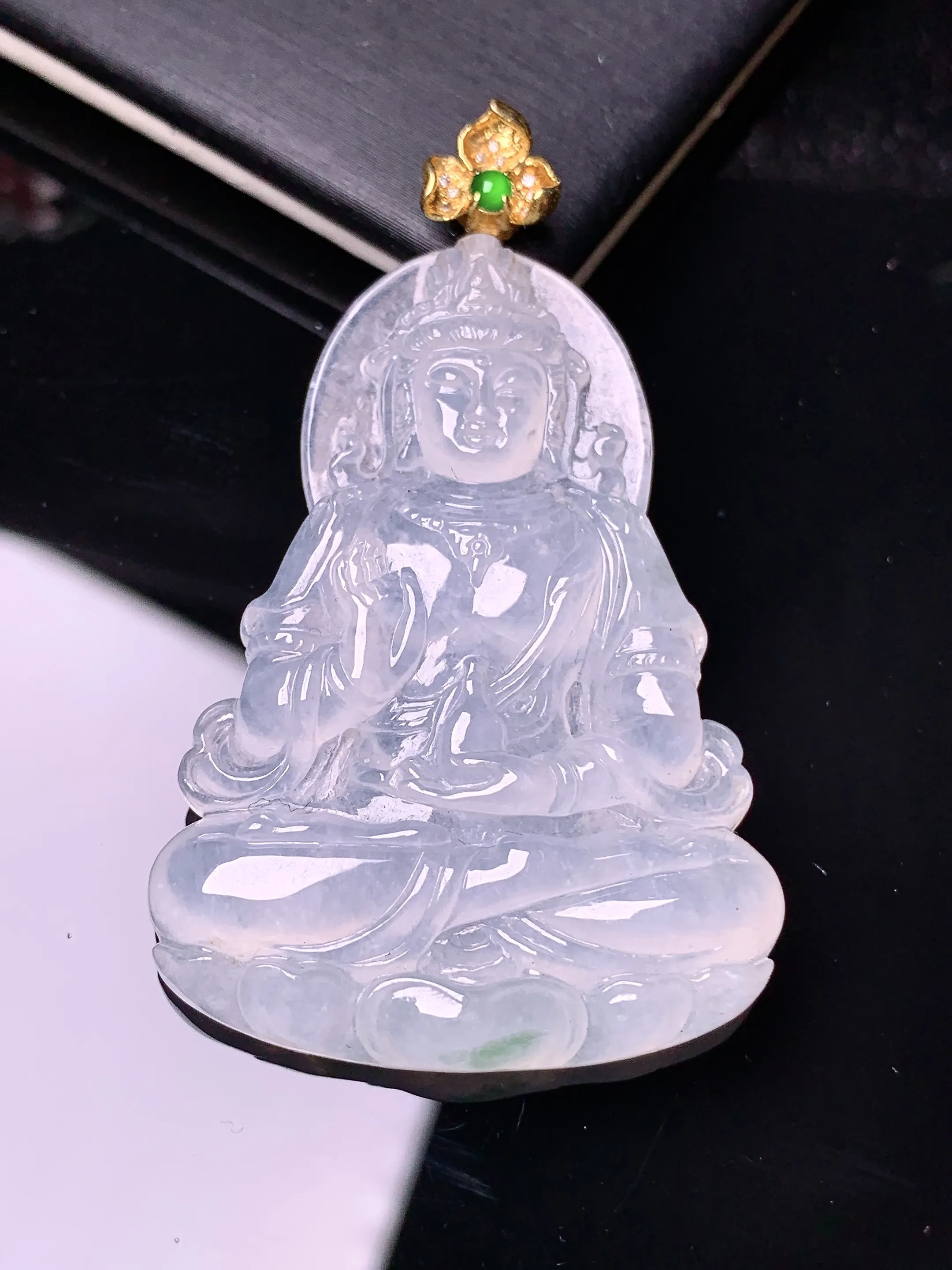 18k金镶嵌冰种度母观音菩萨吊坠 玉质细腻 水润亮眼 色泽艳丽 整体尺寸53.5*31.8*5.2